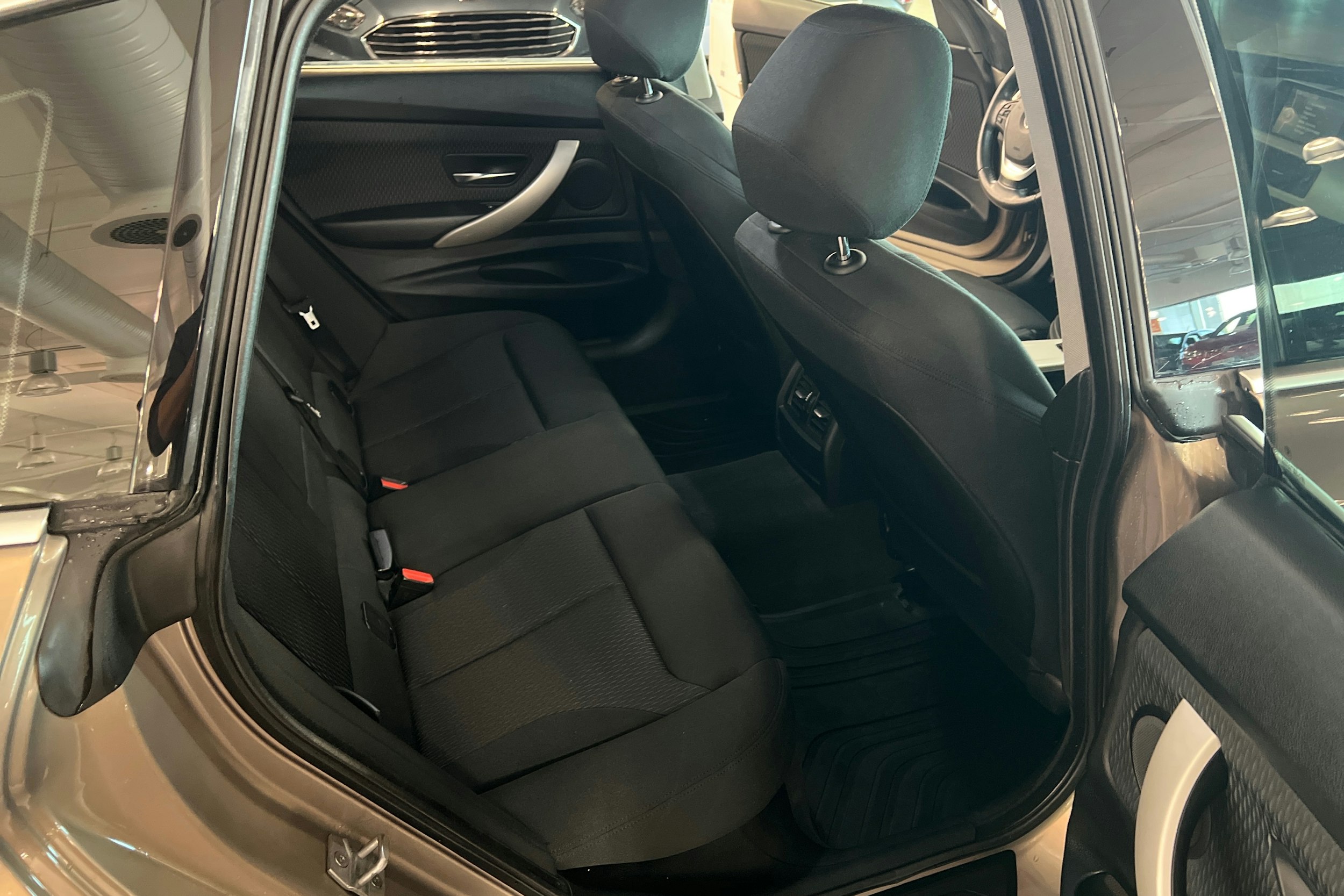 ruskea (beige) BMW 320 Gran Turismo 2015 kuva 16.