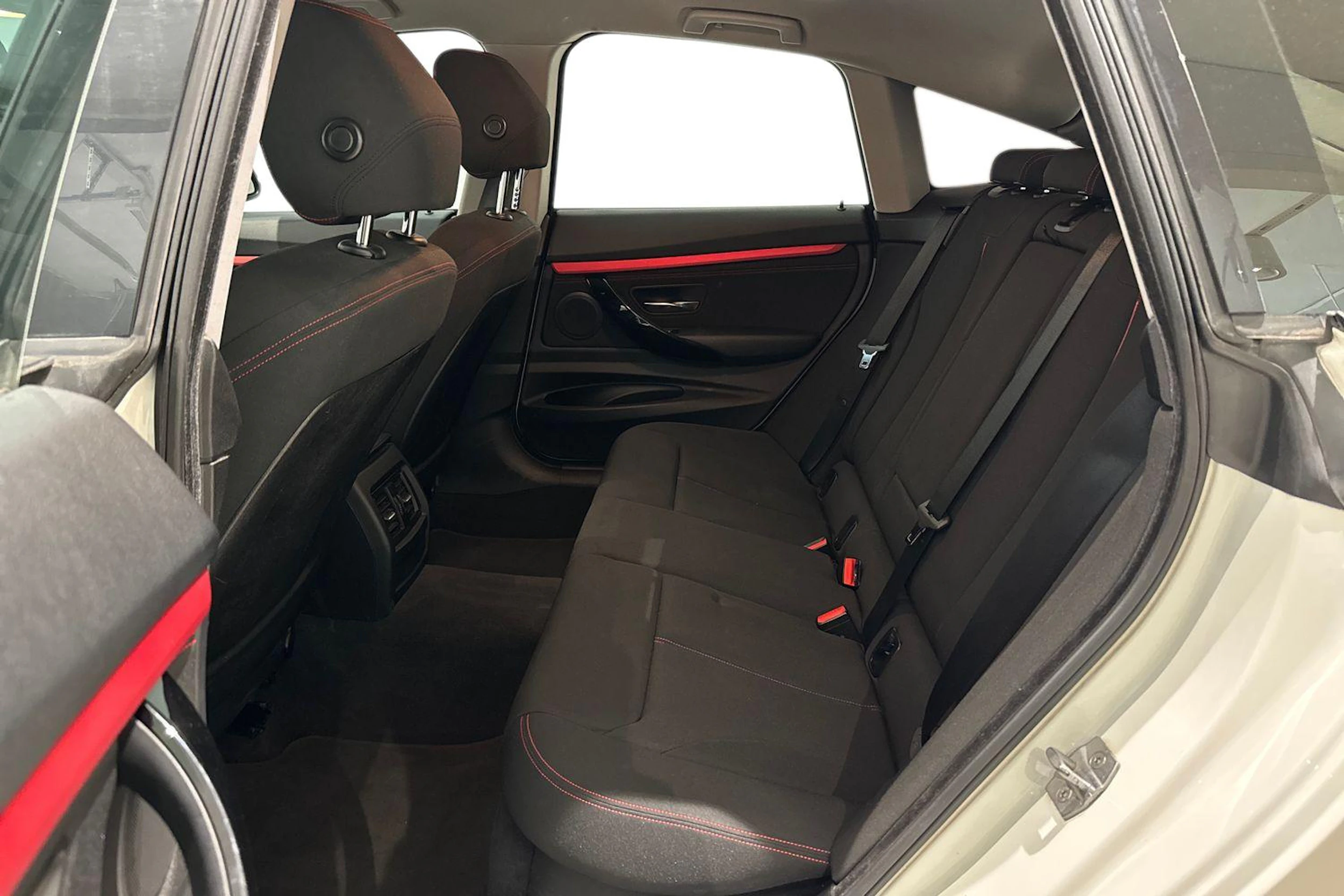 valkoinen BMW 320 Gran Turismo 2016 kuva 8.