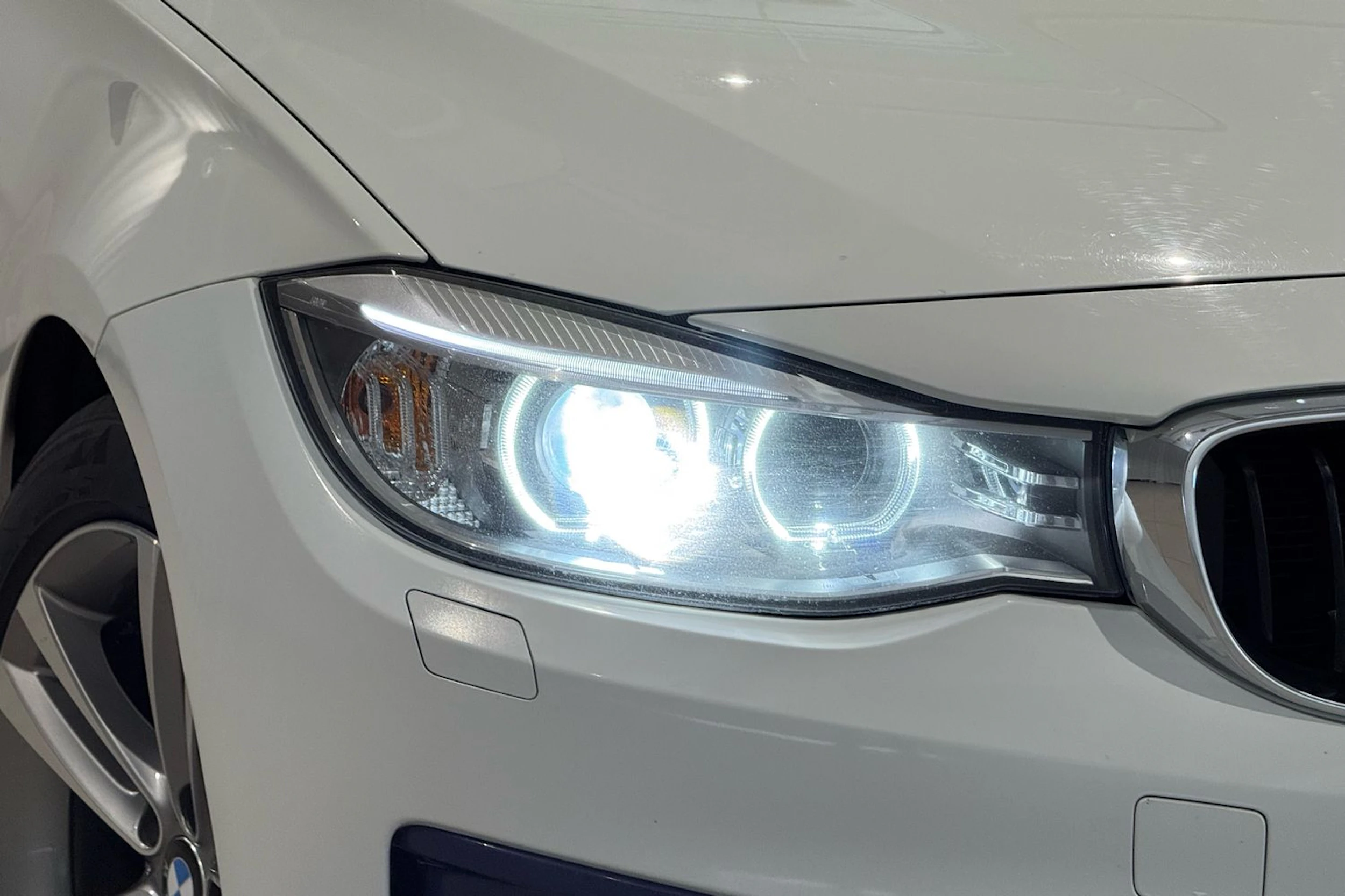 valkoinen BMW 320 Gran Turismo 2016 kuva 12.