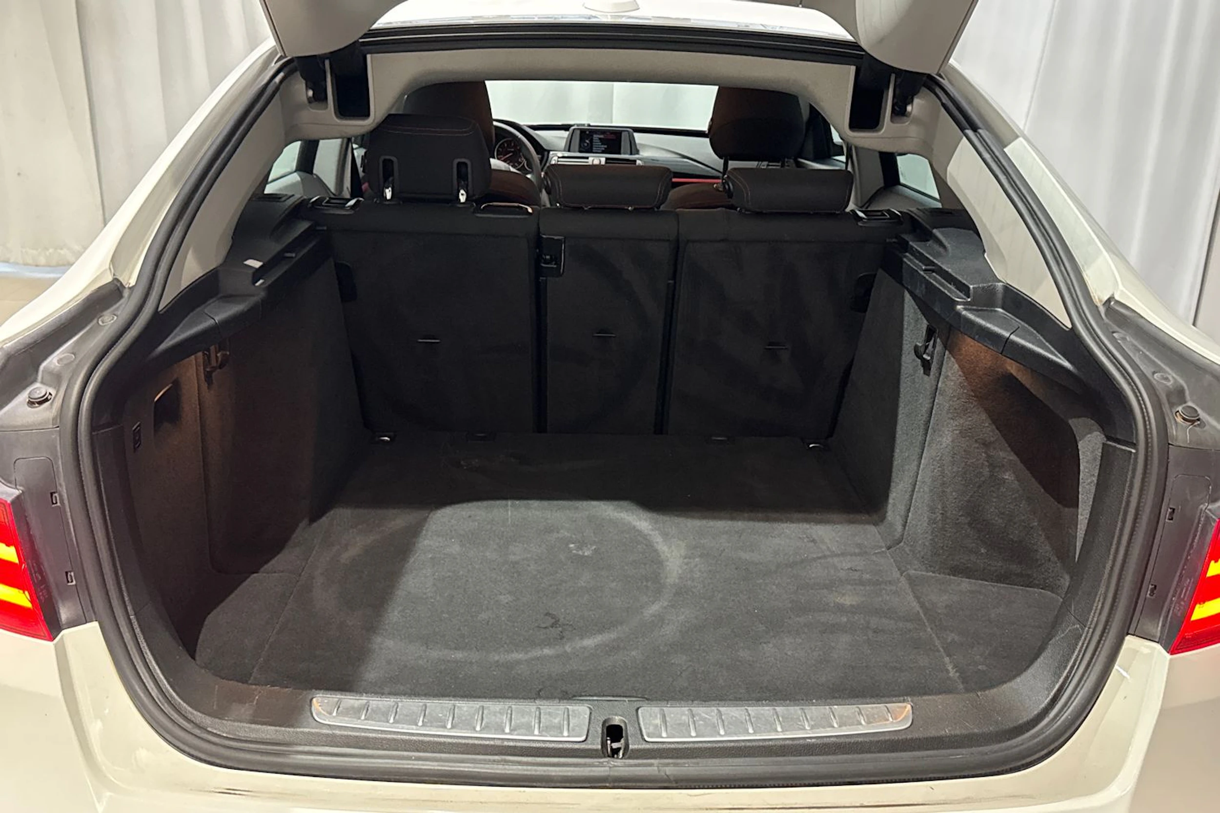 valkoinen BMW 320 Gran Turismo 2016 kuva 13.