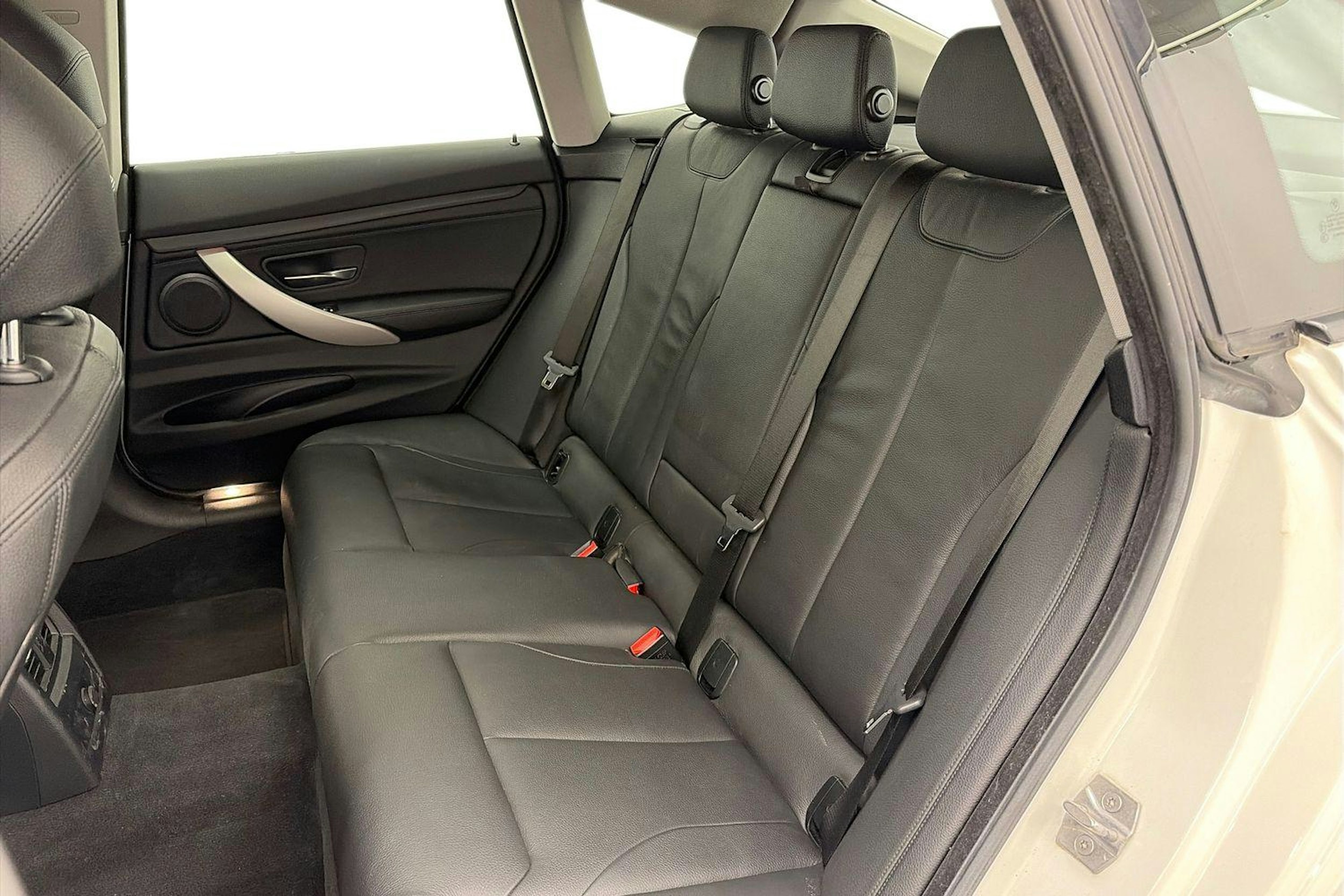 valkoinen BMW 320 Gran Turismo 2017 kuva 10.