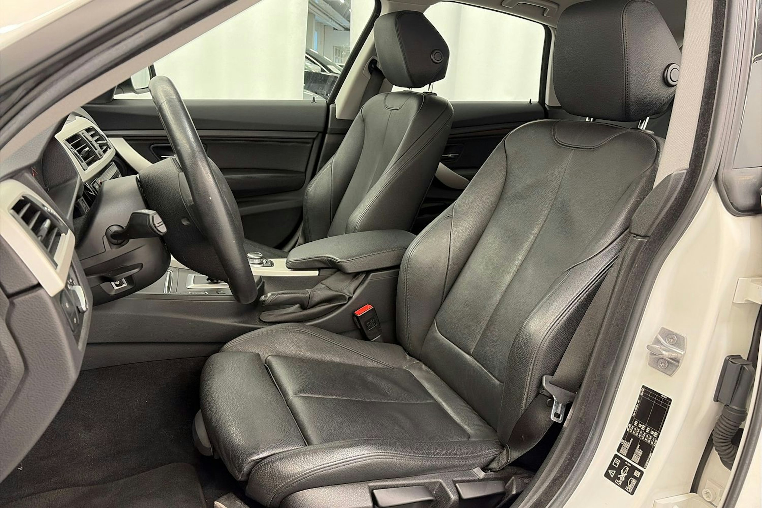 valkoinen BMW 320 Gran Turismo 2017 kuva 16.