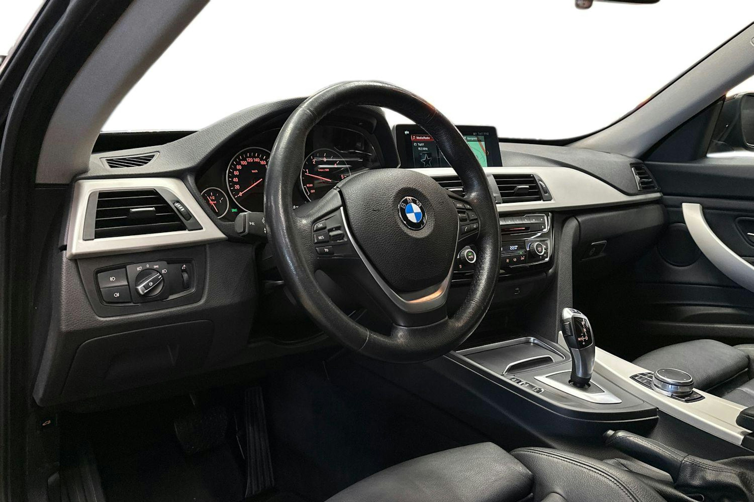 musta BMW 320 Gran Turismo 2018 kuva 7.