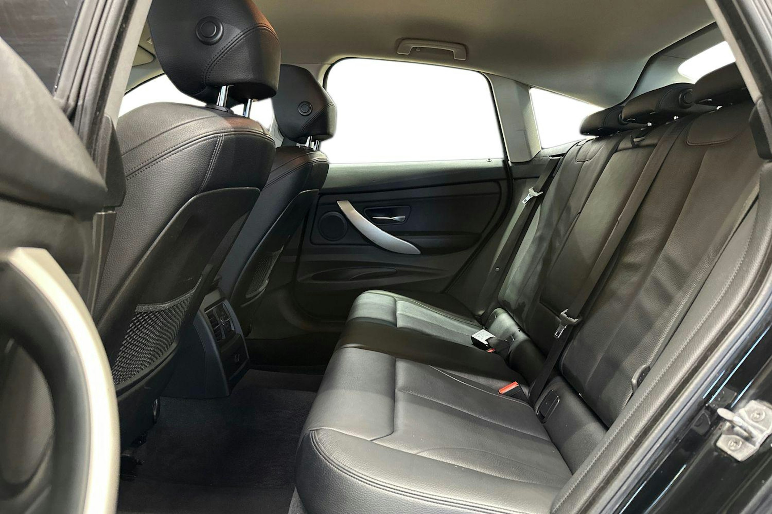 musta BMW 320 Gran Turismo 2018 kuva 10.