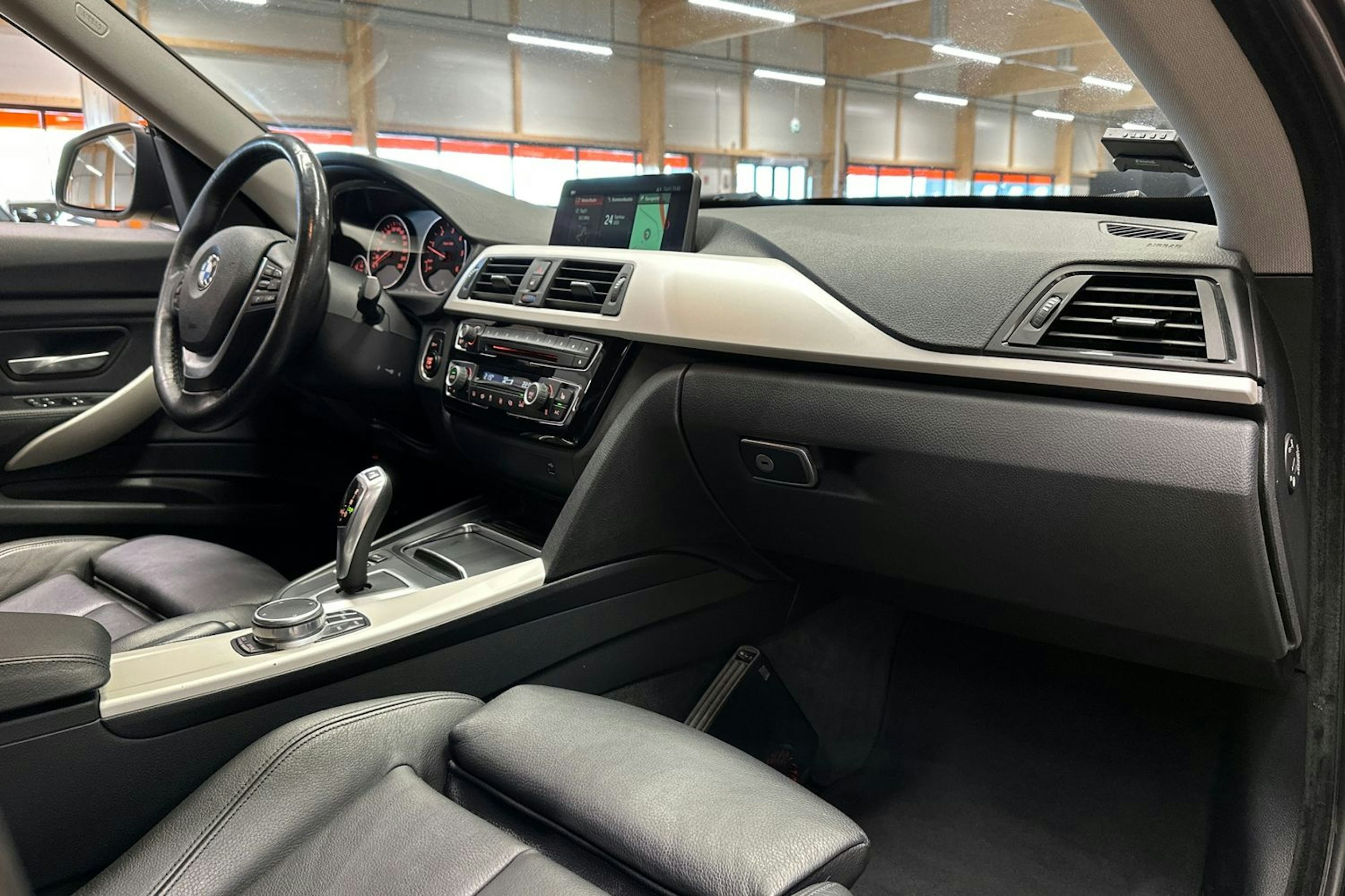 musta BMW 320 Gran Turismo 2018 kuva 14.
