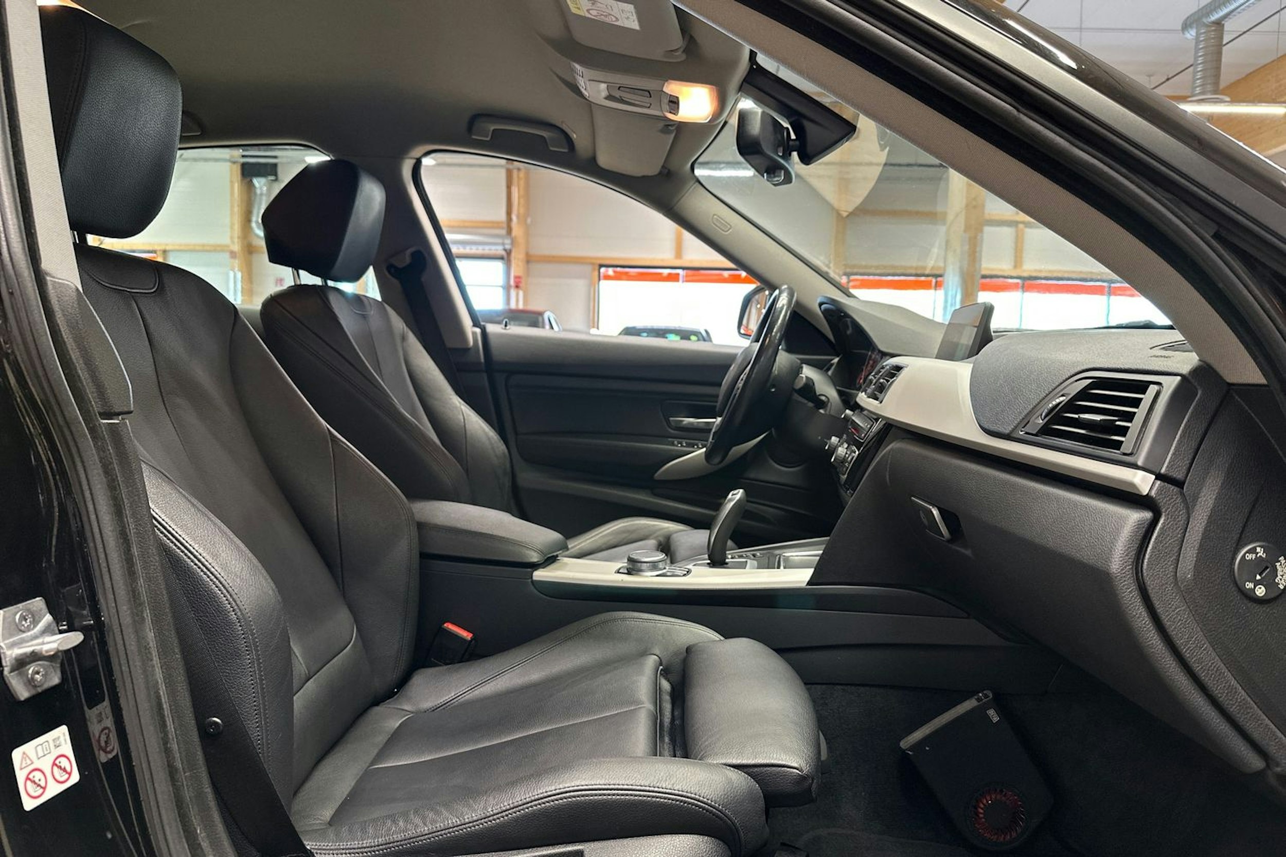 musta BMW 320 Gran Turismo 2018 kuva 15.