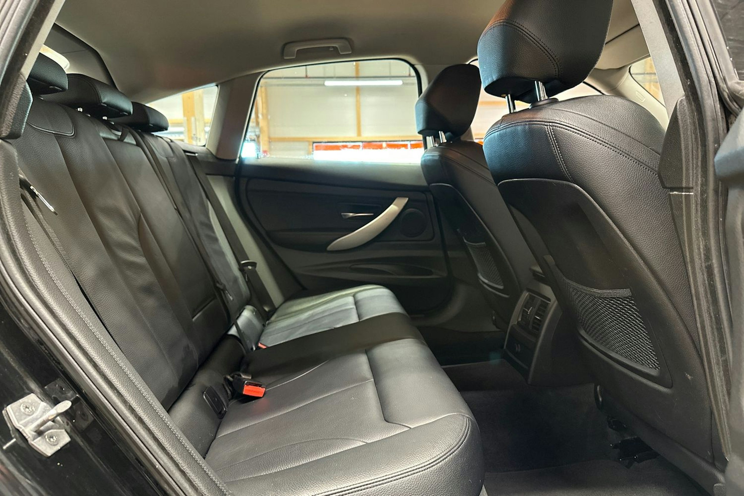 musta BMW 320 Gran Turismo 2018 kuva 16.