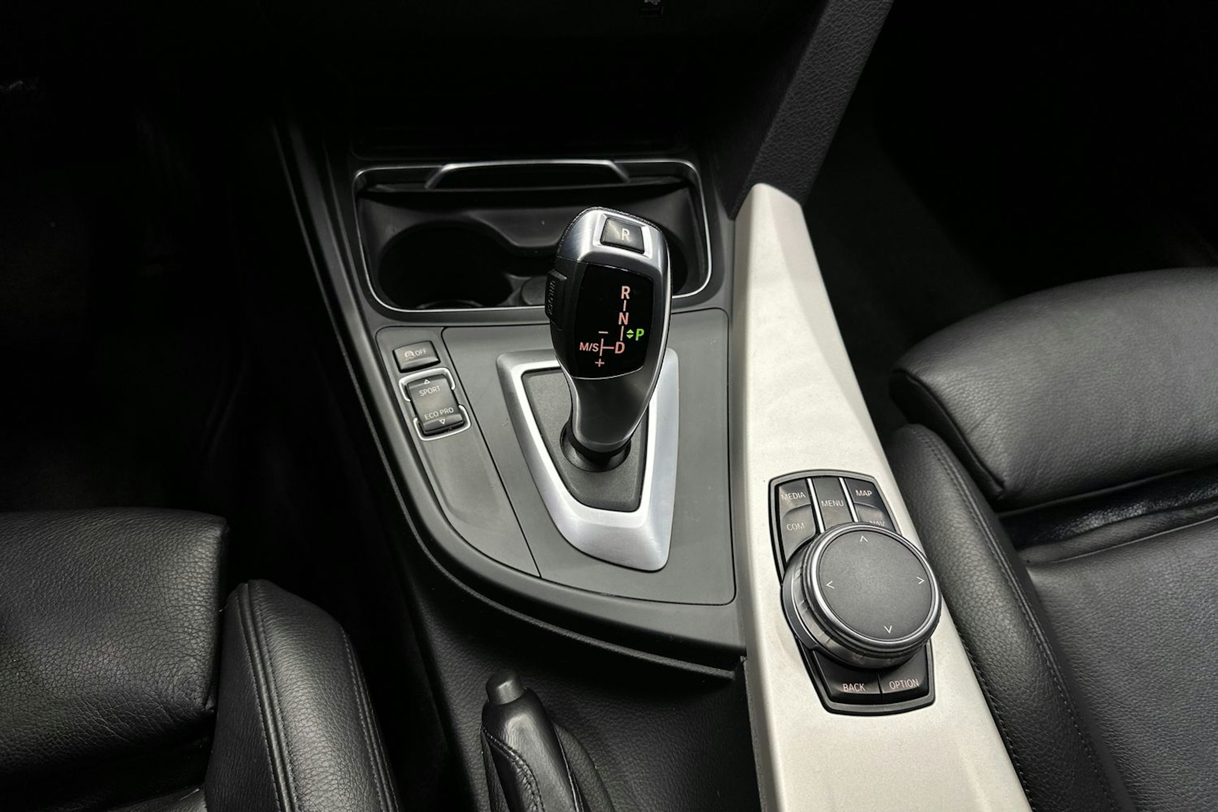 musta BMW 320 Gran Turismo 2018 kuva 23.