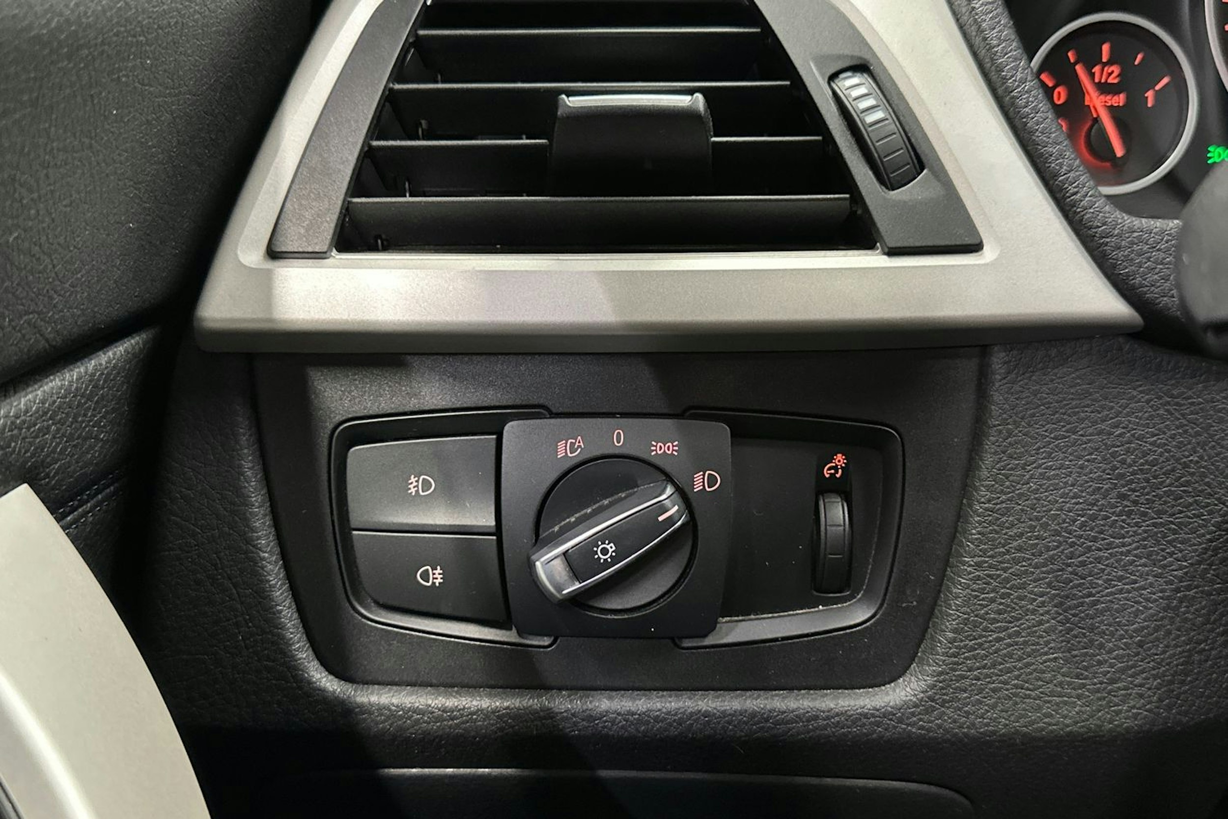 musta BMW 320 Gran Turismo 2018 kuva 27.
