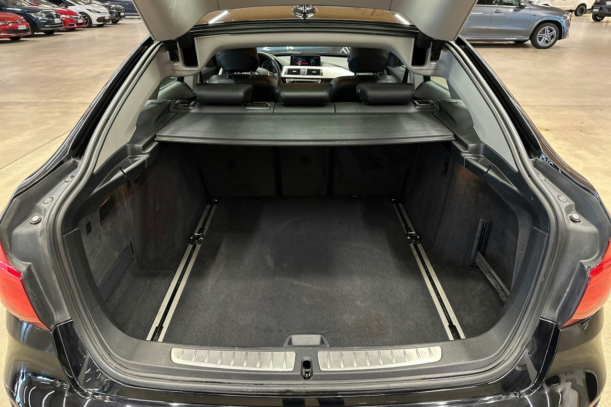 musta BMW 320 Gran Turismo 2018 kuva 30.