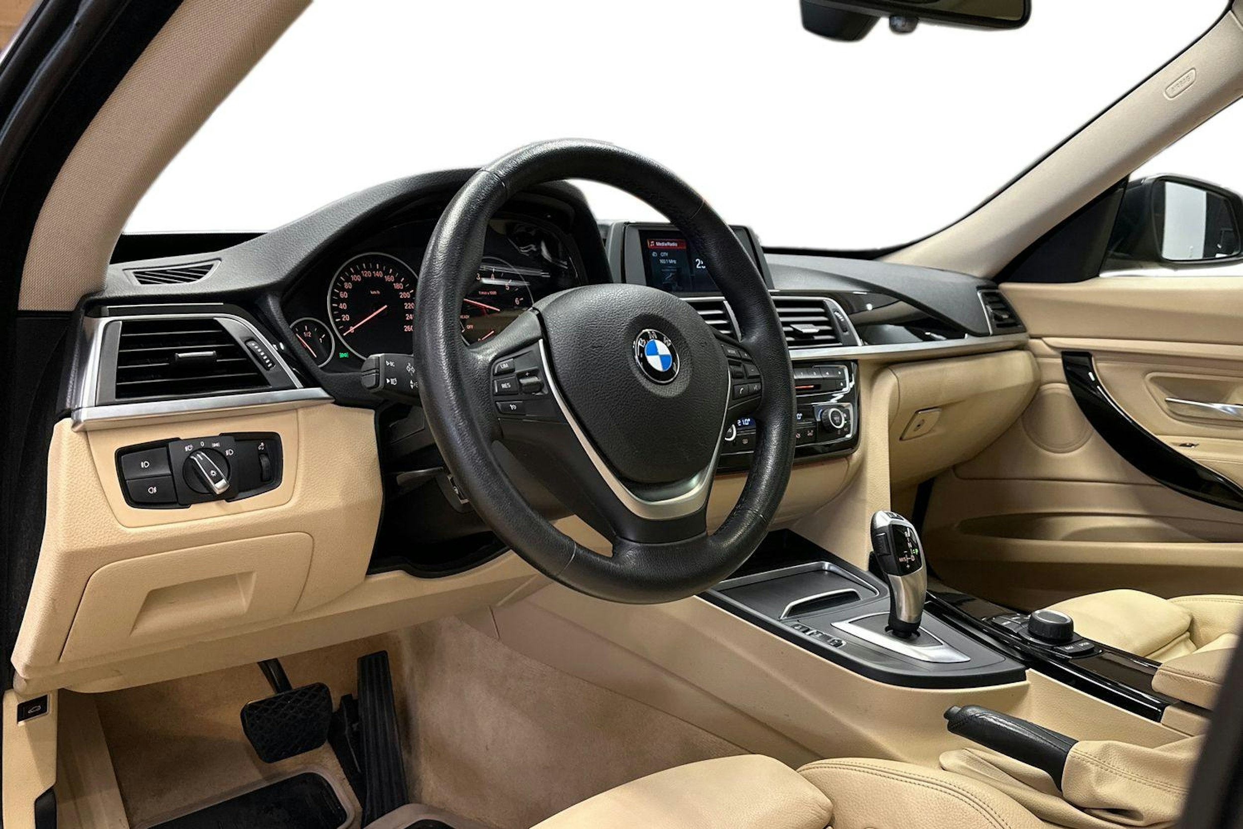musta BMW 320 Gran Turismo 2018 kuva 7.