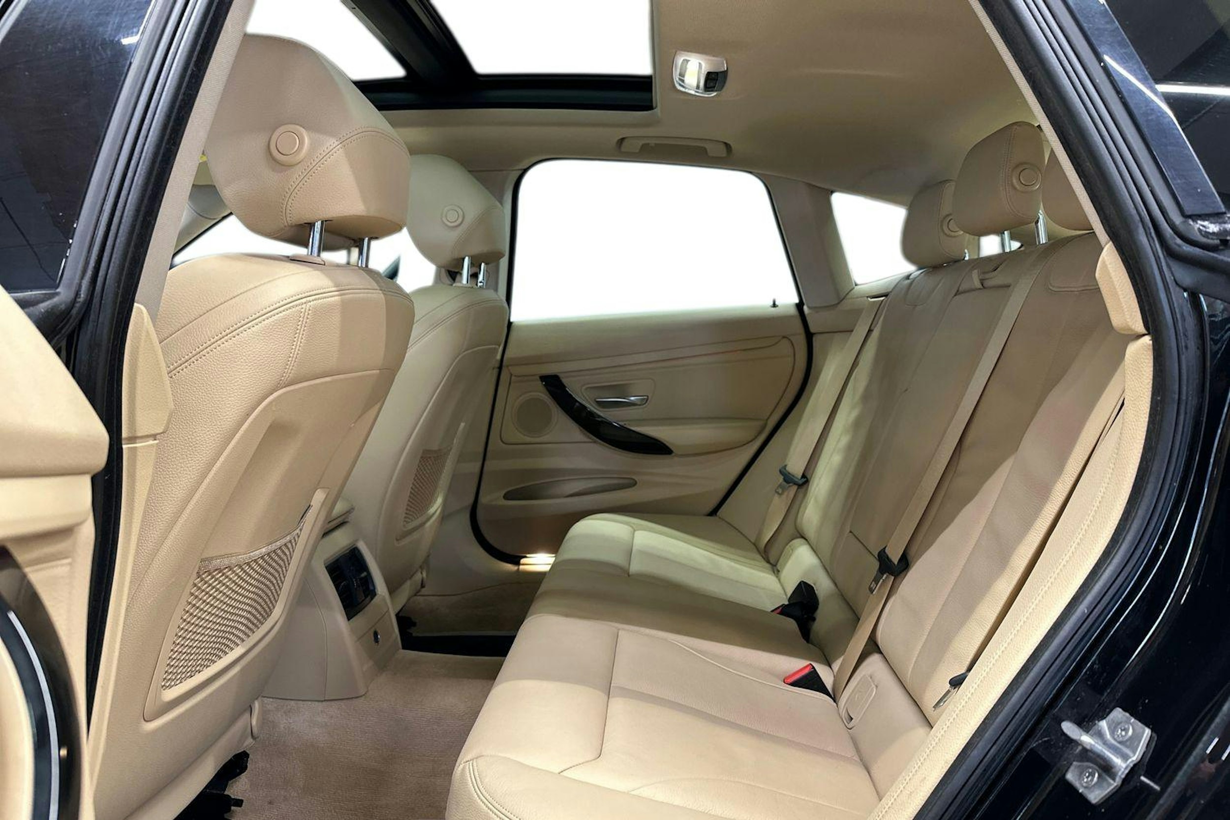 musta BMW 320 Gran Turismo 2018 kuva 10.