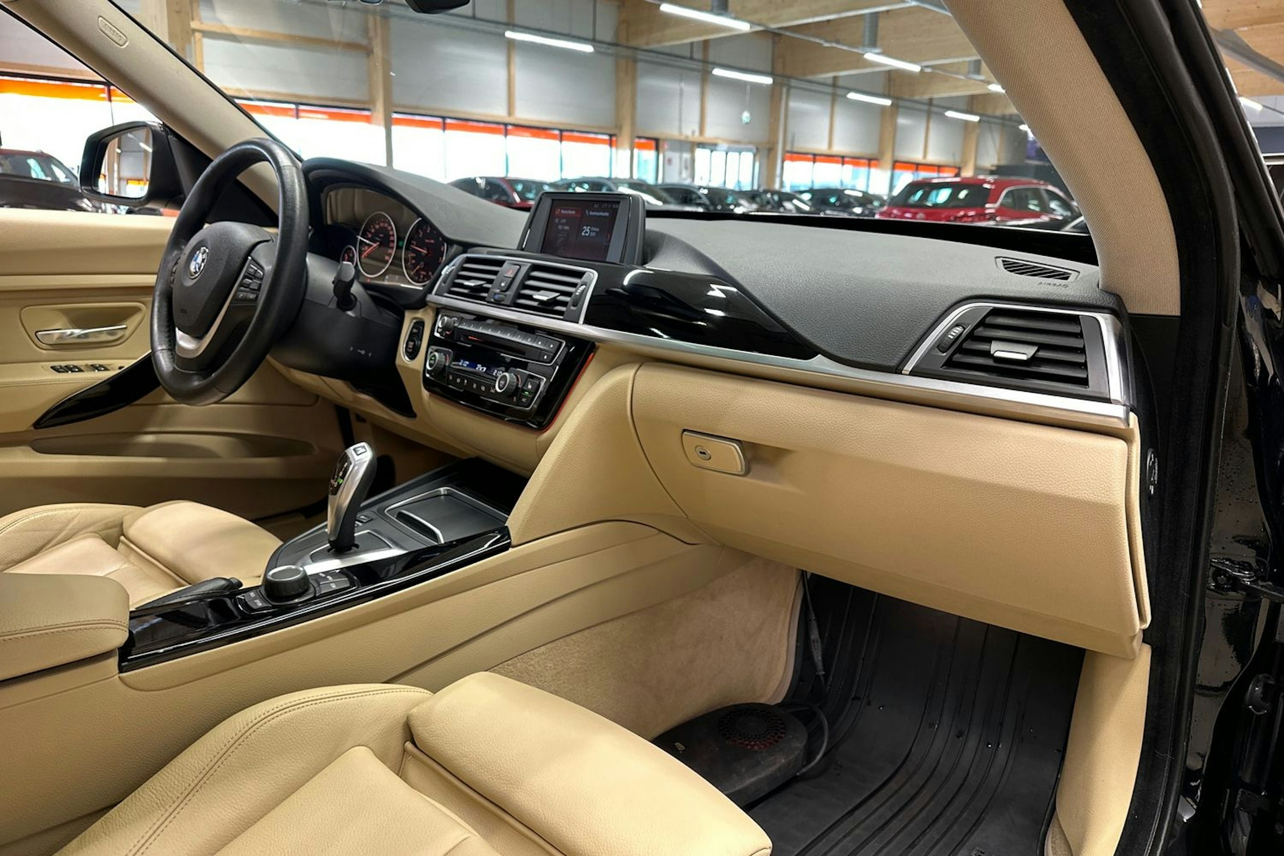 musta BMW 320 Gran Turismo 2018 kuva 14.