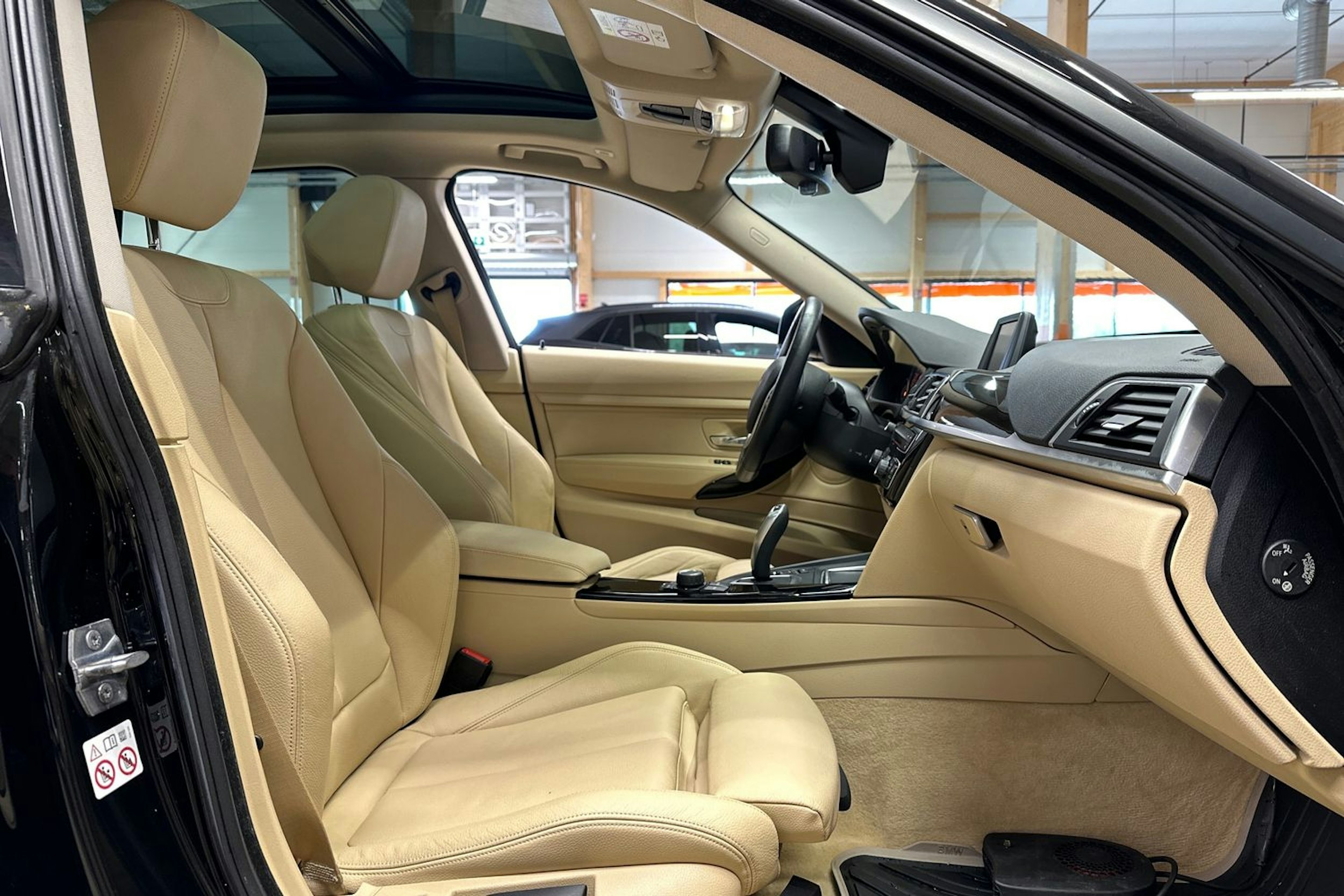 musta BMW 320 Gran Turismo 2018 kuva 15.