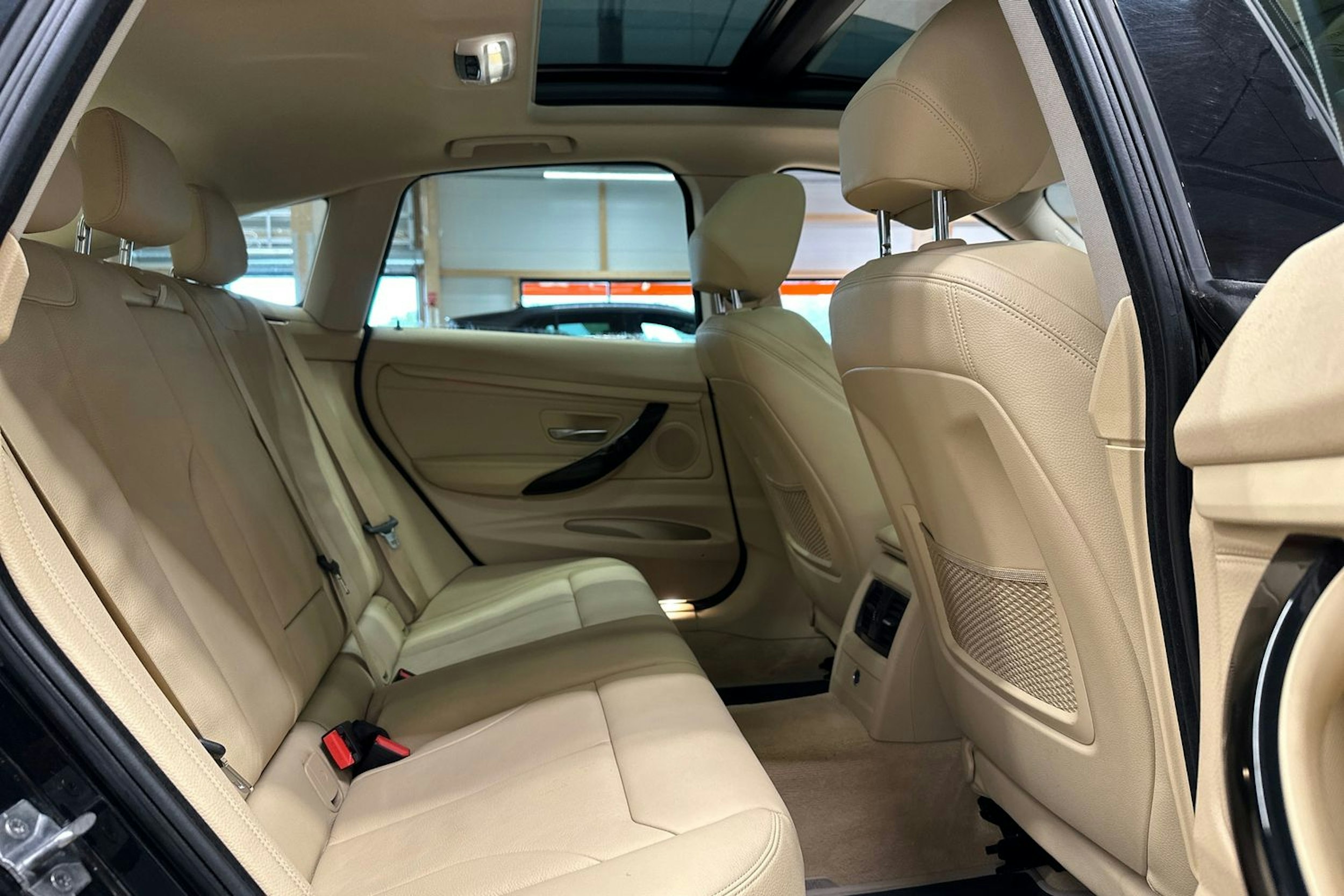 musta BMW 320 Gran Turismo 2018 kuva 16.