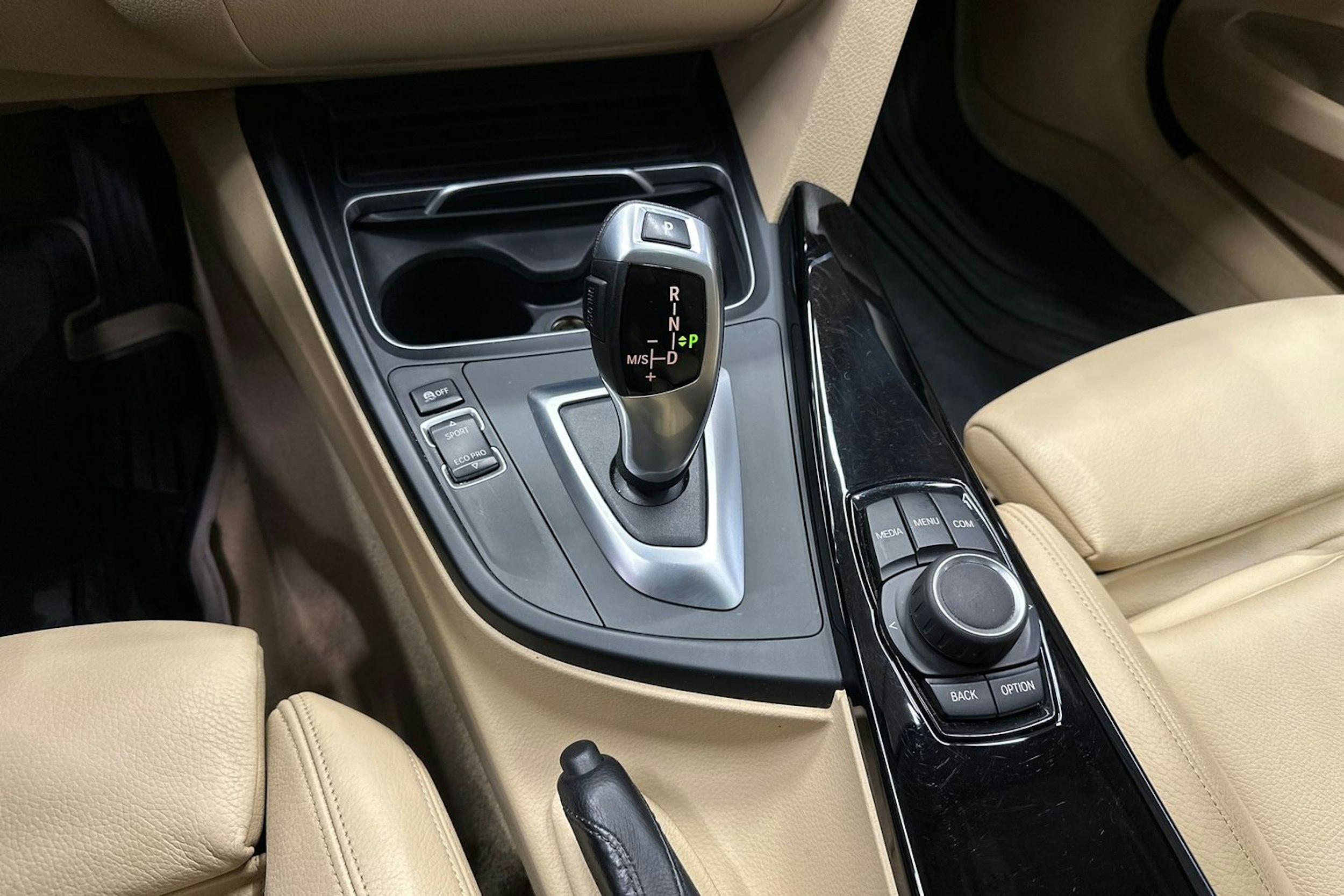 musta BMW 320 Gran Turismo 2018 kuva 22.