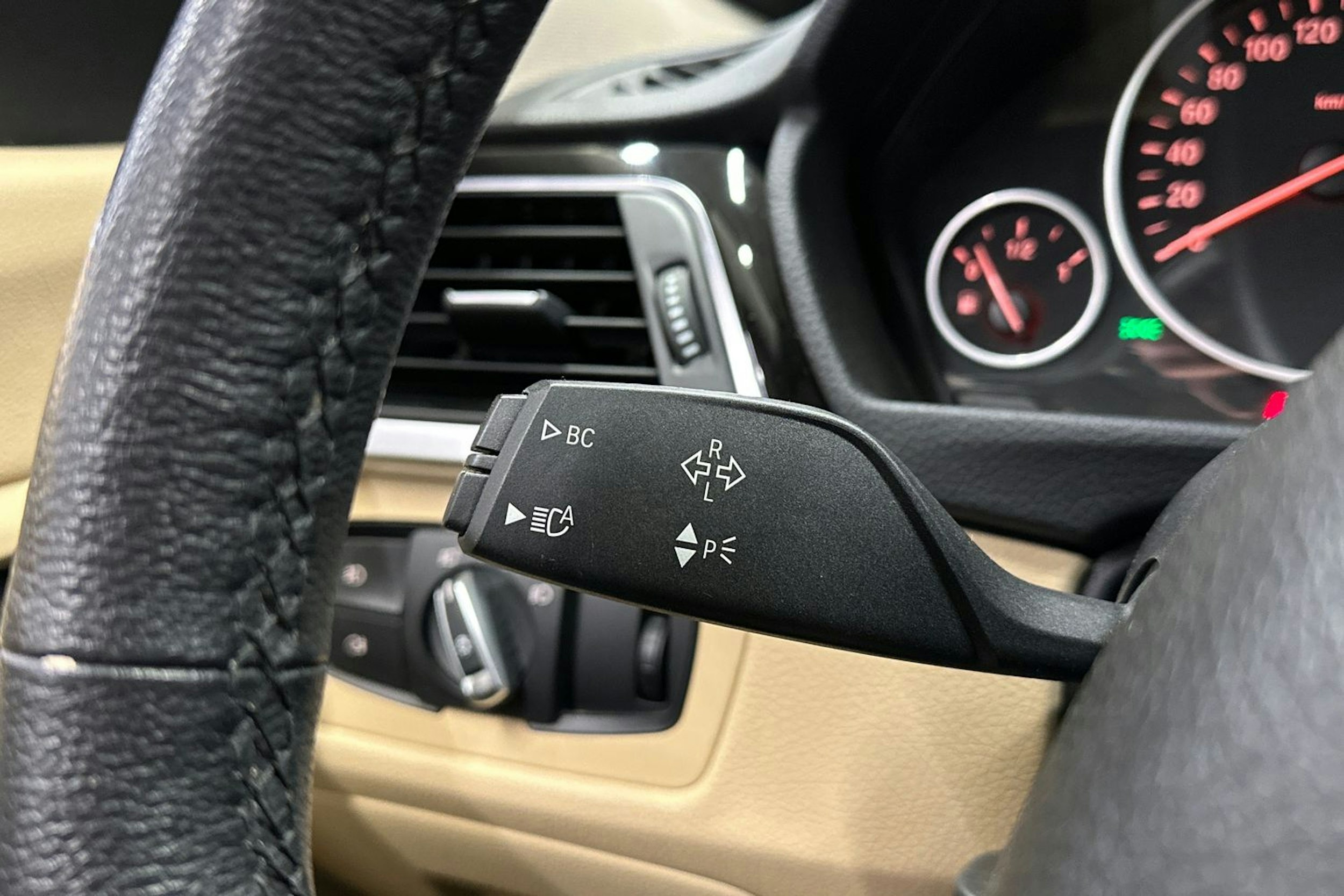 musta BMW 320 Gran Turismo 2018 kuva 24.