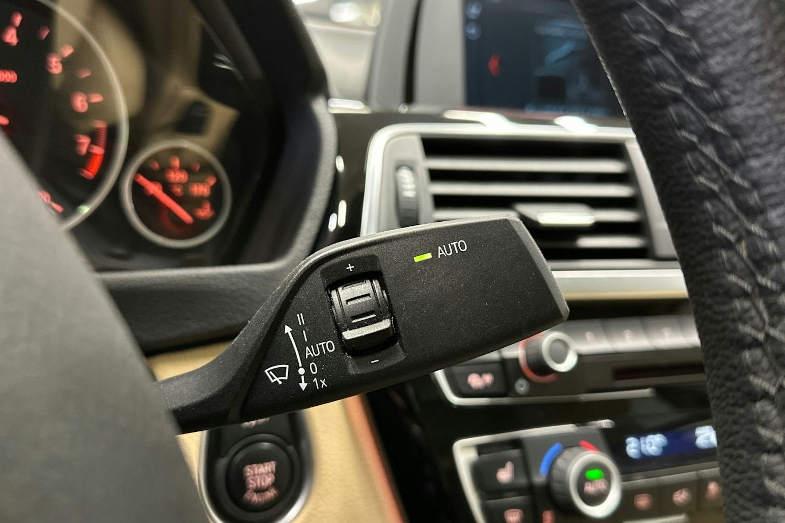 musta BMW 320 Gran Turismo 2018 kuva 25.
