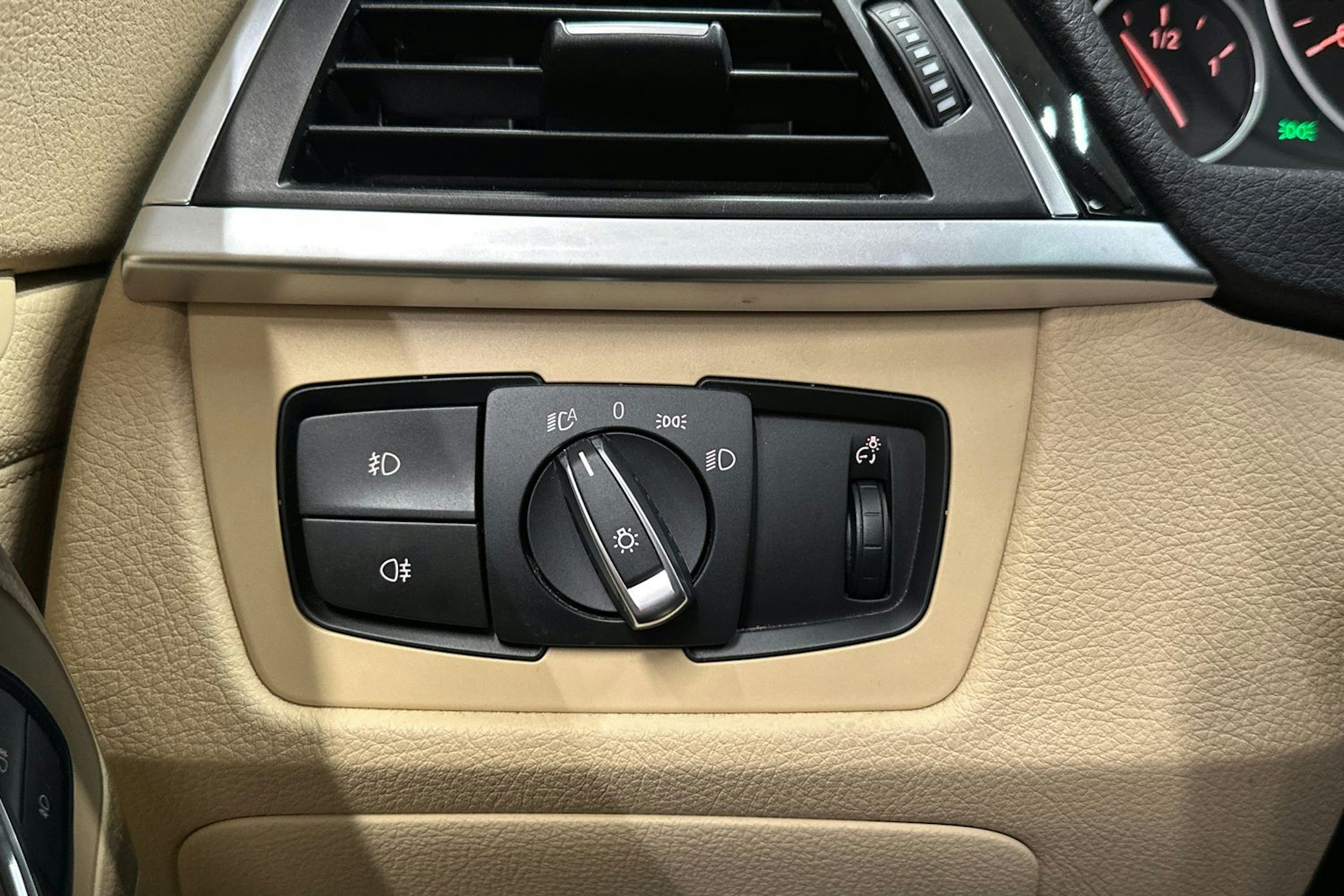 musta BMW 320 Gran Turismo 2018 kuva 28.