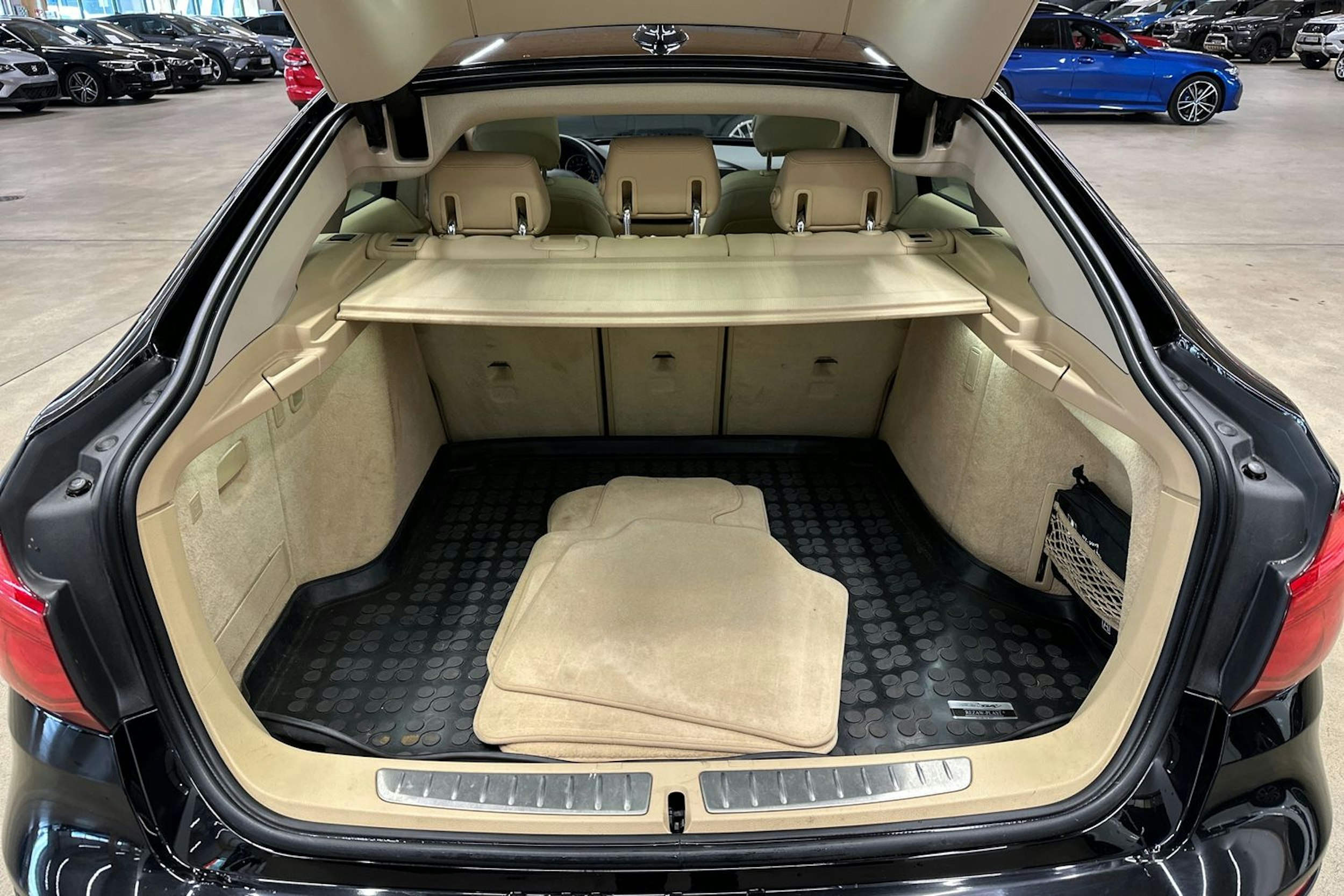 musta BMW 320 Gran Turismo 2018 kuva 30.