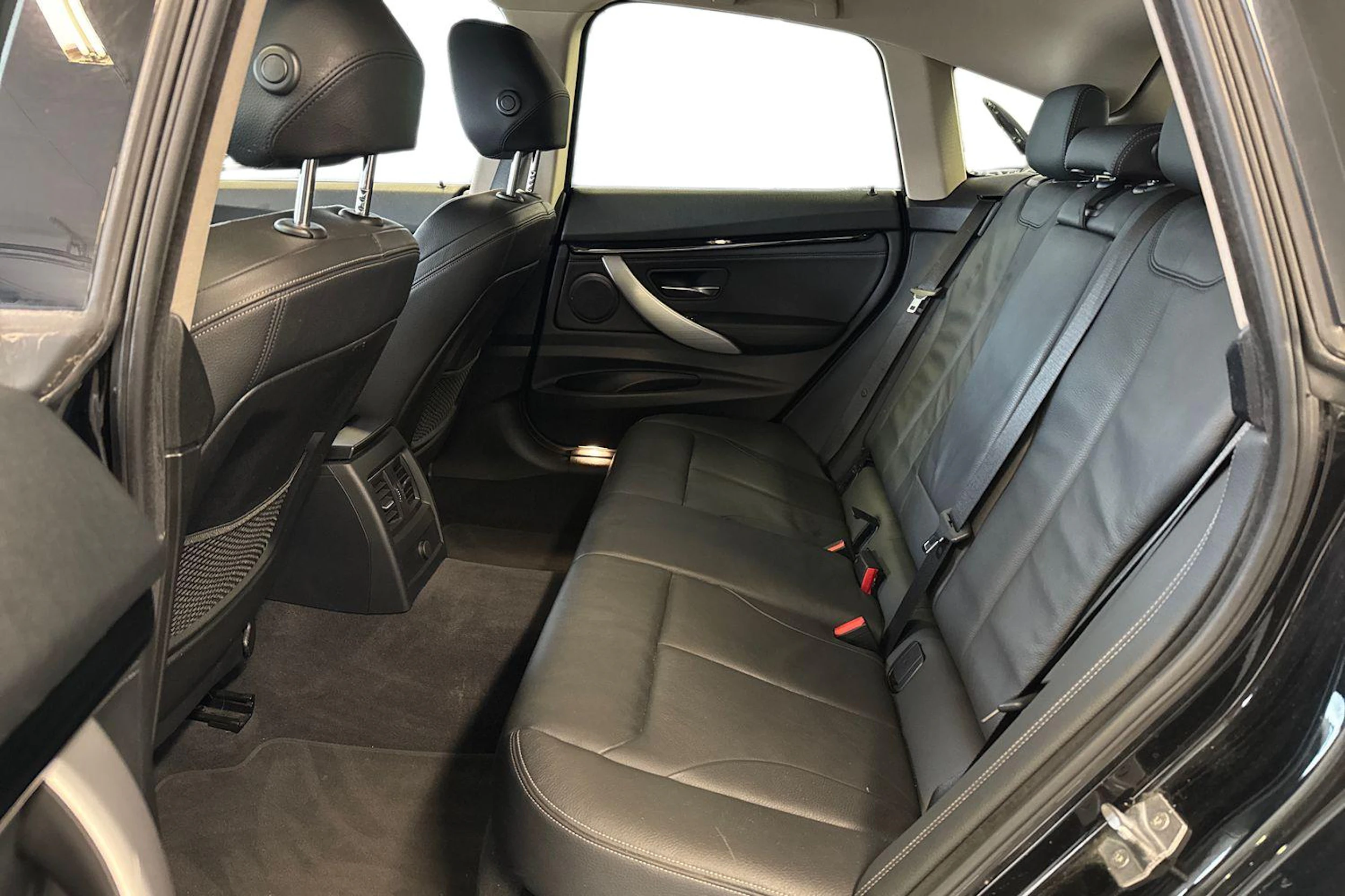 musta BMW 320 Gran Turismo 2020 kuva 8.