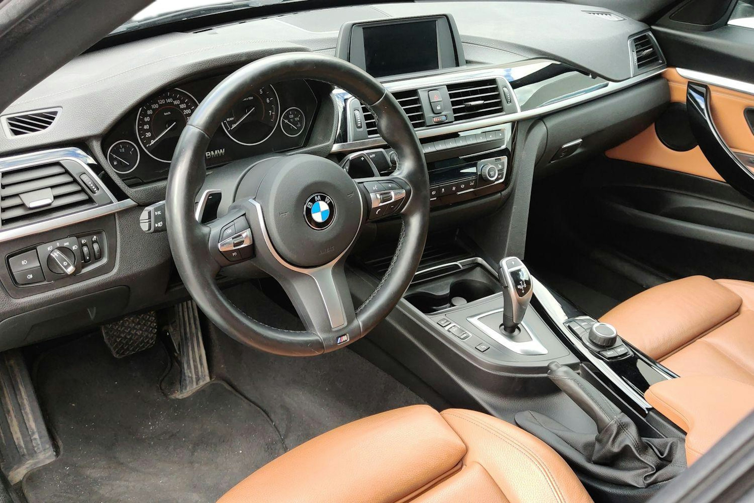 Musta BMW 320 Gran Turismo 2020 kuva 3.