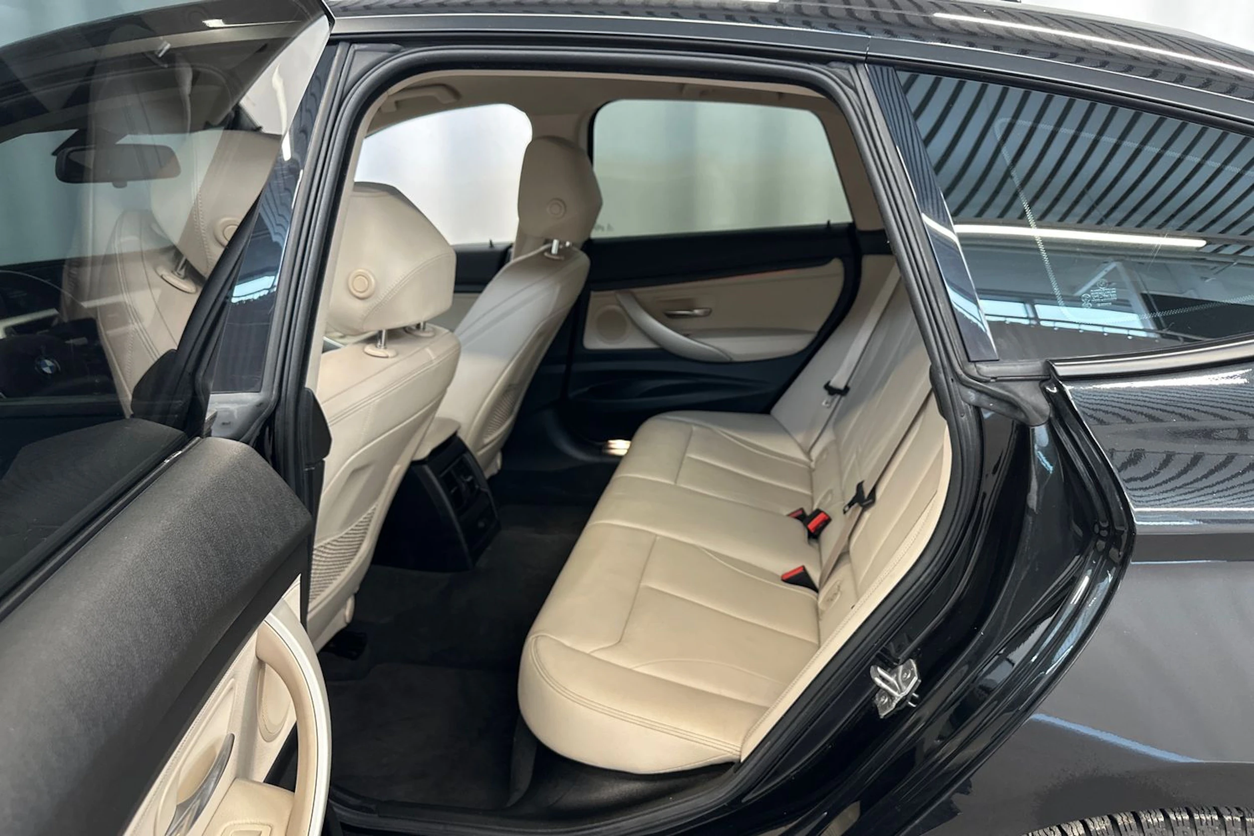 musta BMW 320 Gran Turismo 2020 kuva 10.