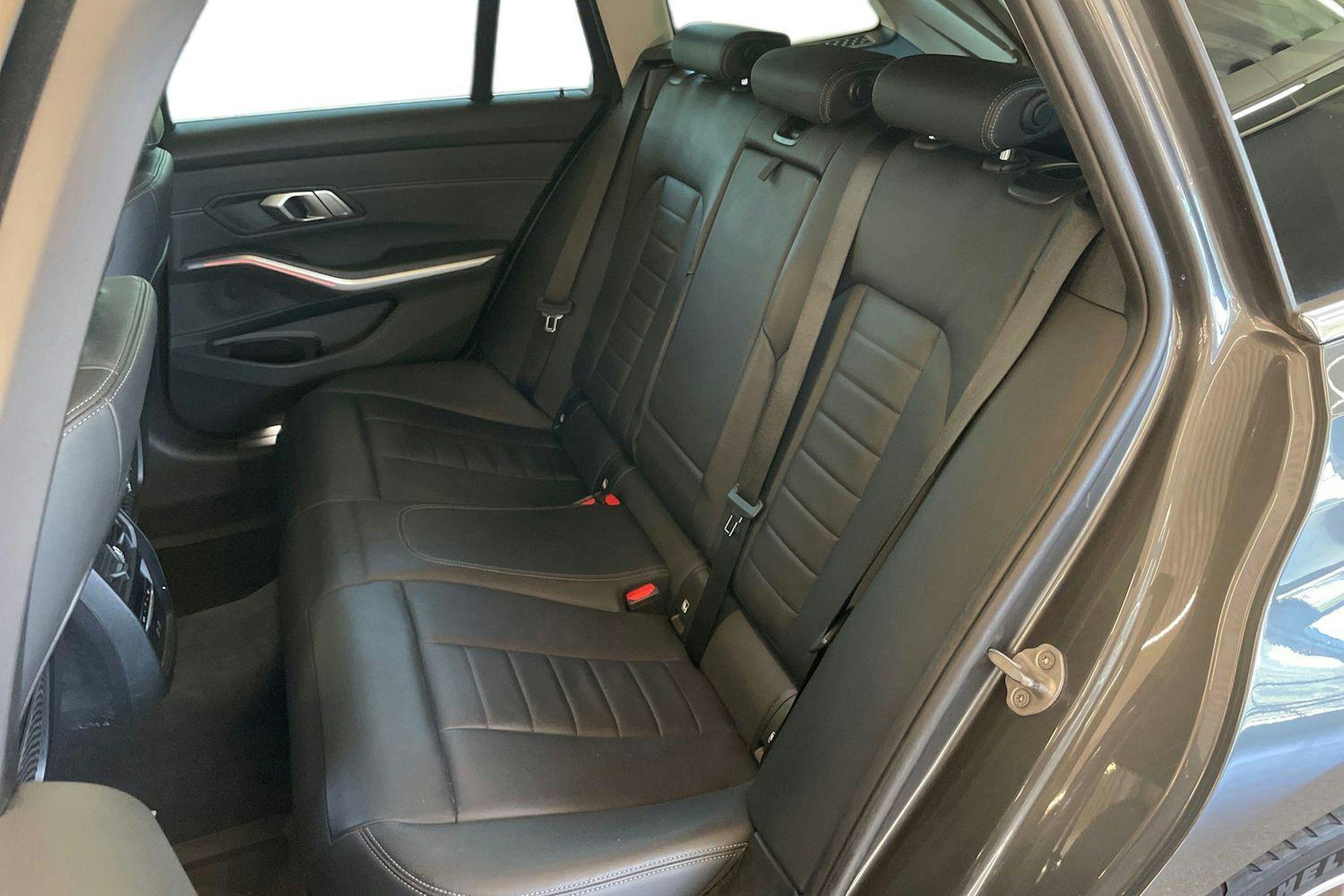 Harmaa BMW 320d 2021 kuva 10.