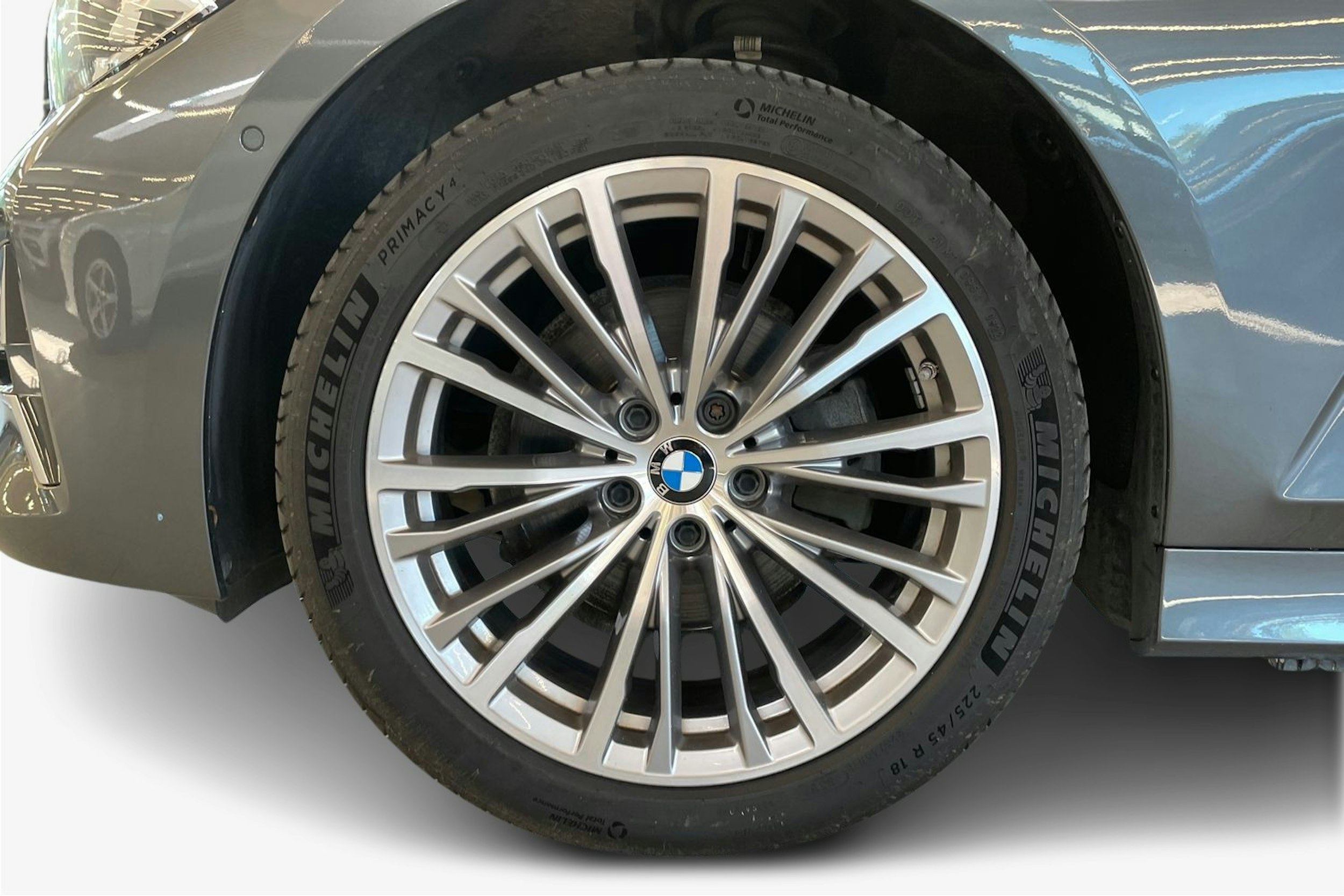 Harmaa BMW 320d 2021 kuva 11.