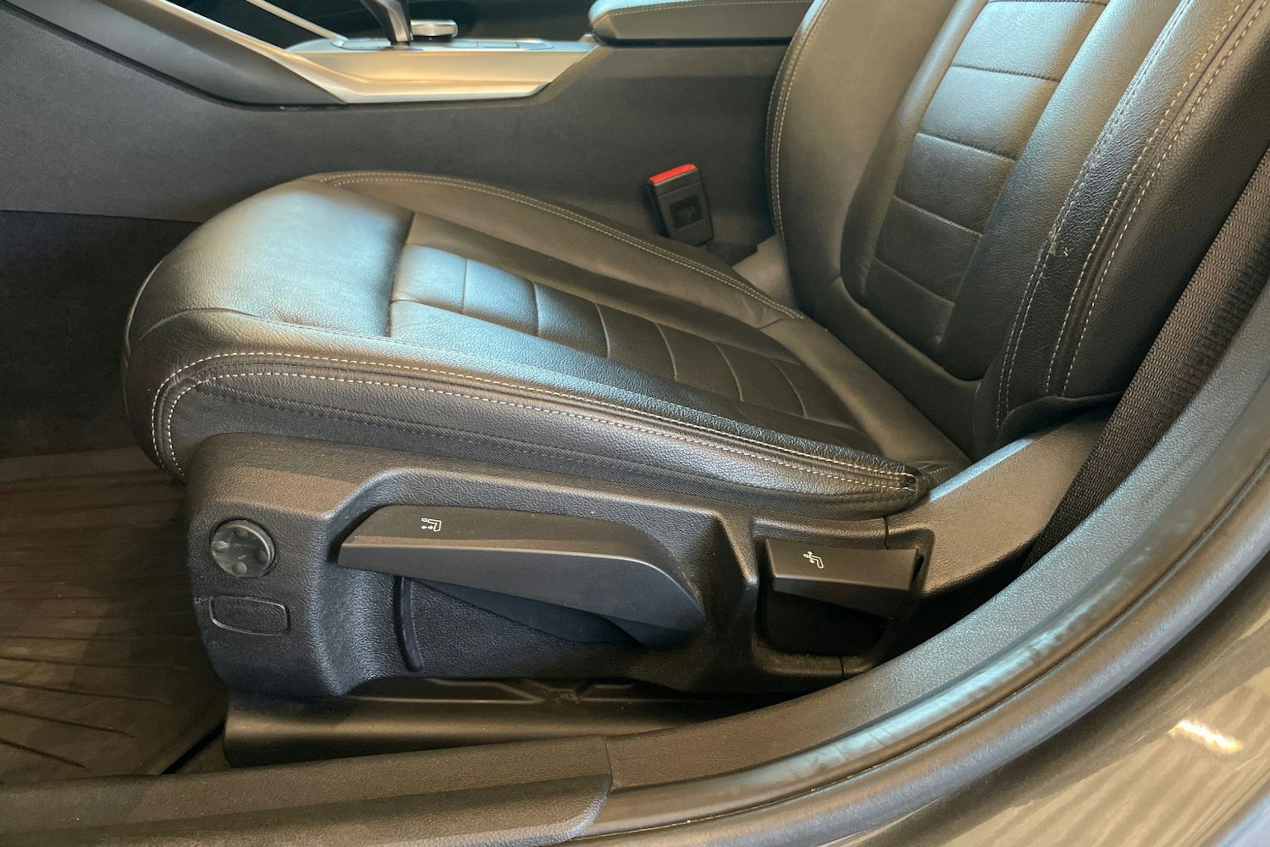 Harmaa BMW 320d 2021 kuva 30.