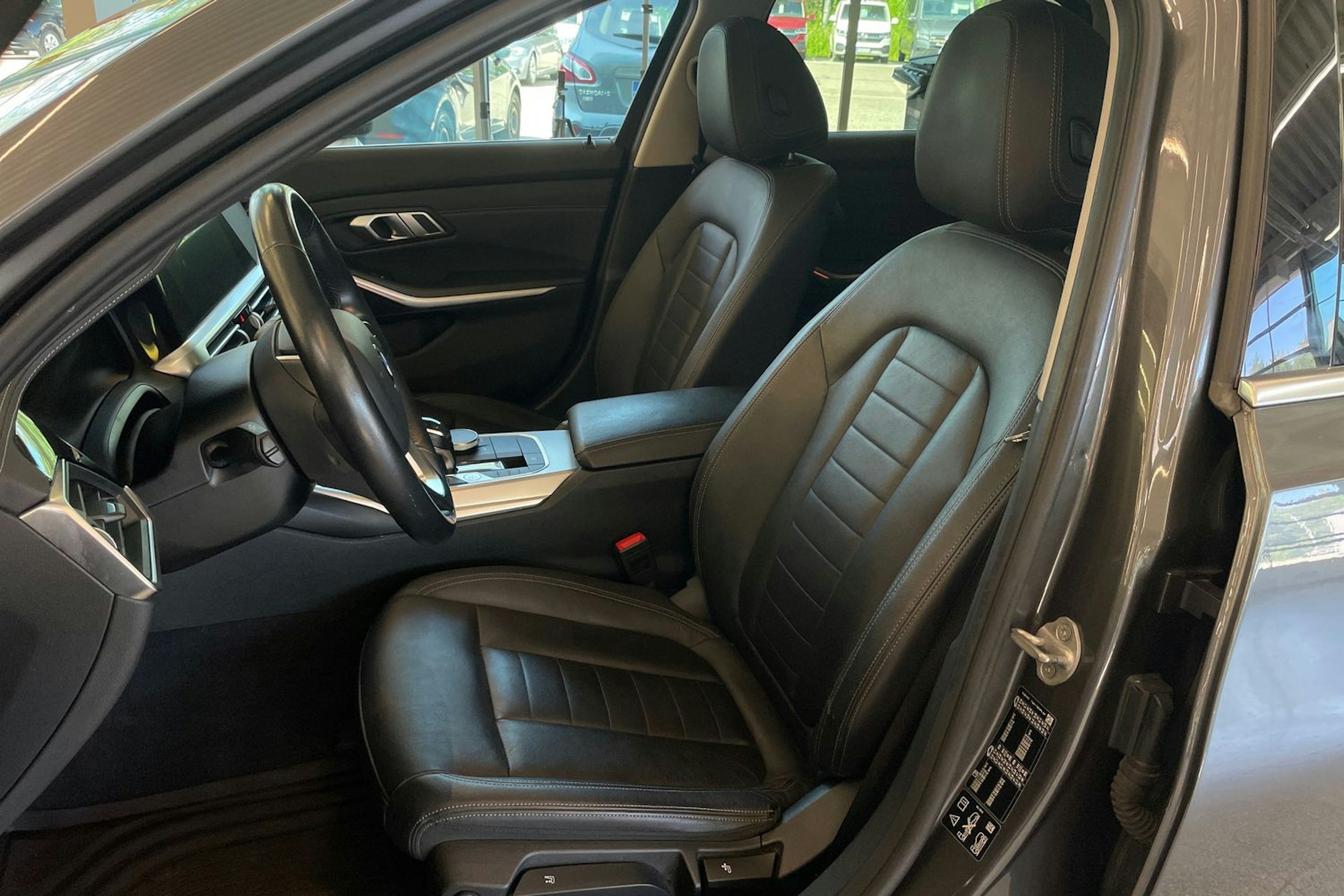Harmaa BMW 320d 2021 kuva 31.