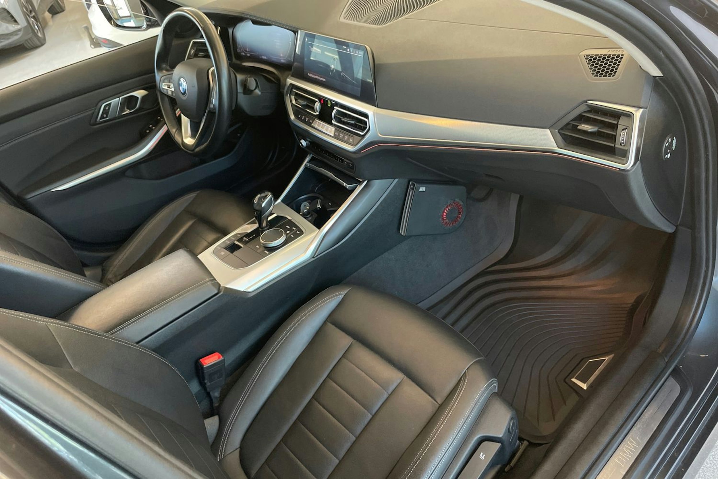 Harmaa BMW 320d 2021 kuva 32.