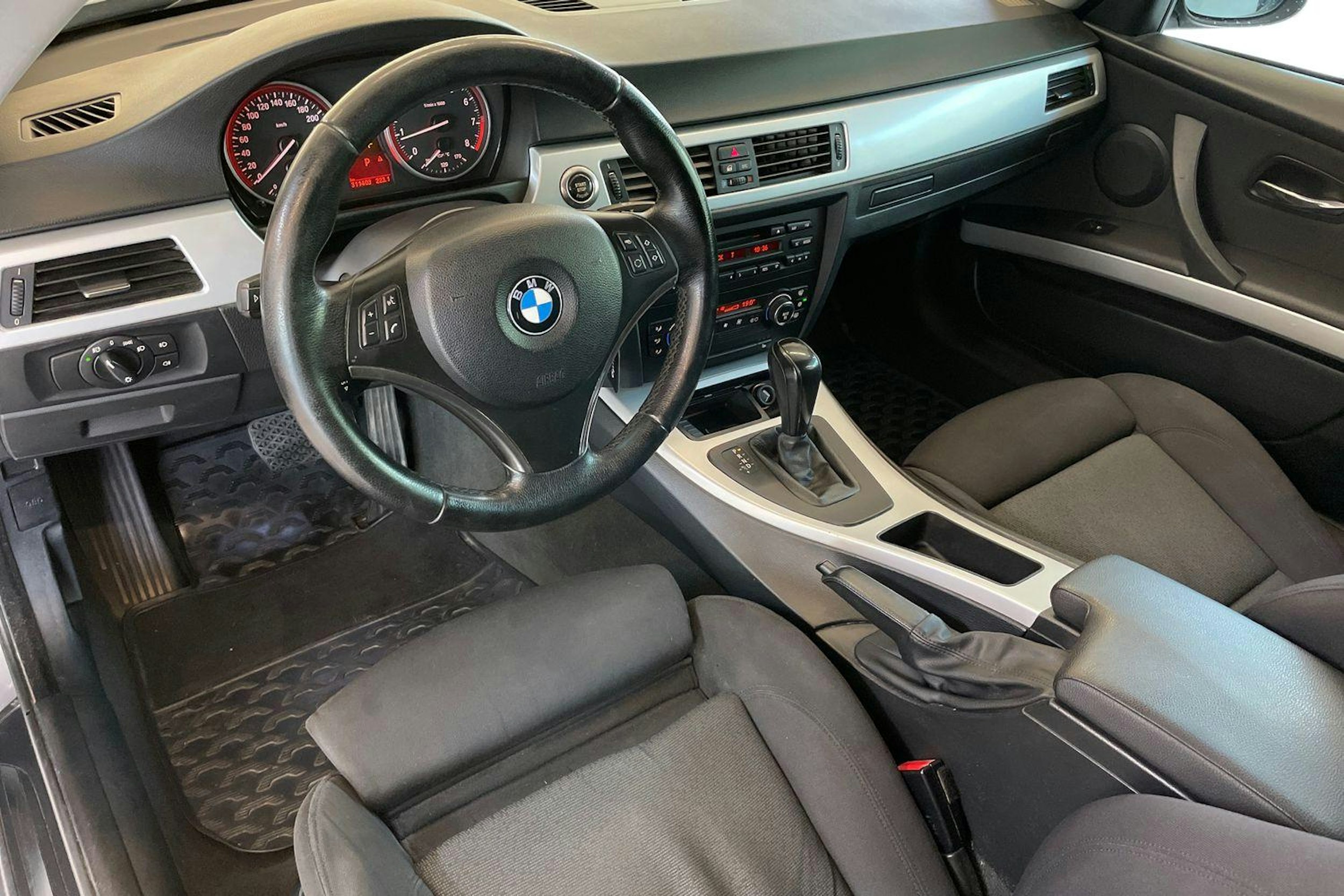 harmaa BMW 325 2006 kuva 7.