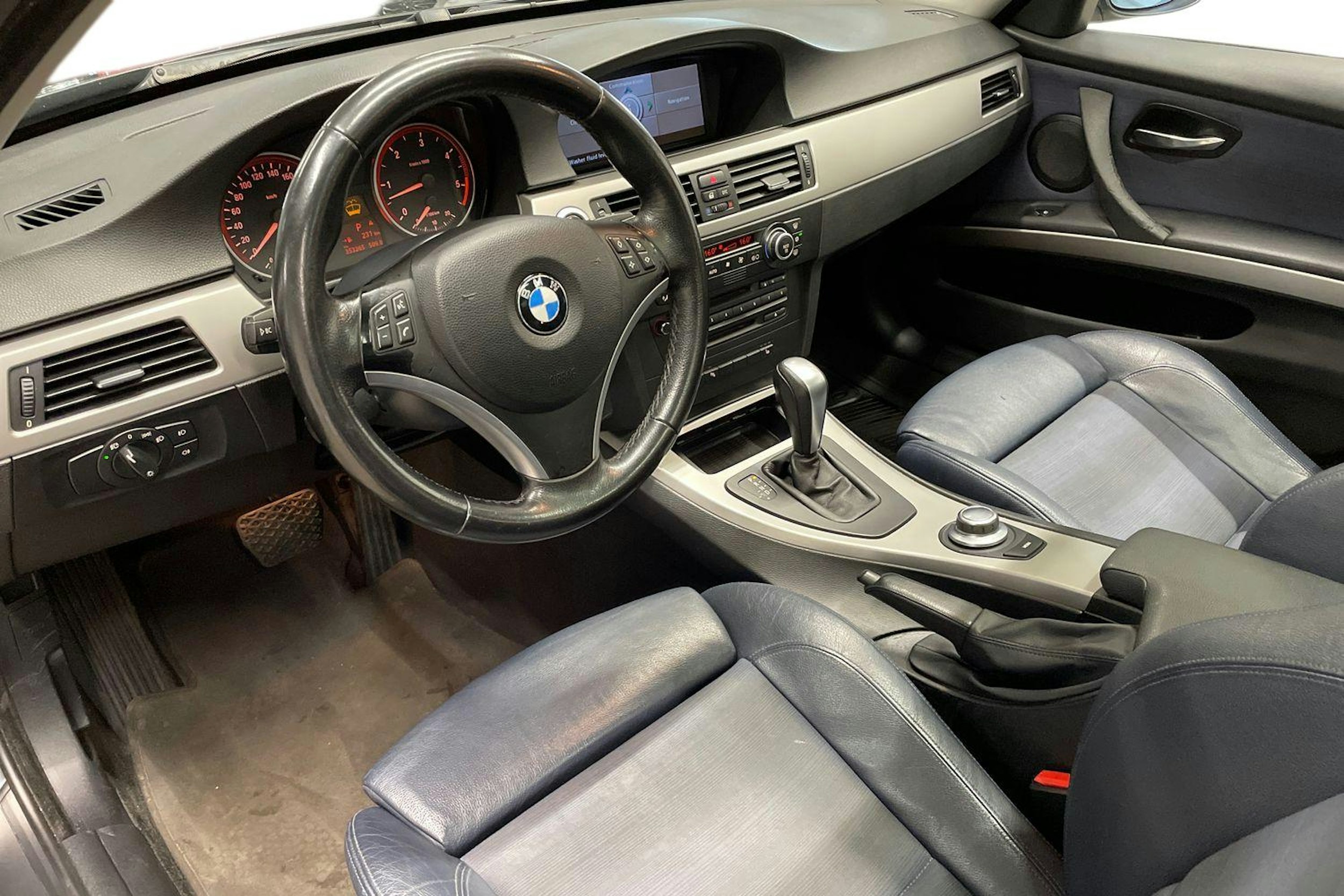 Musta BMW 325 2007 kuva 7.