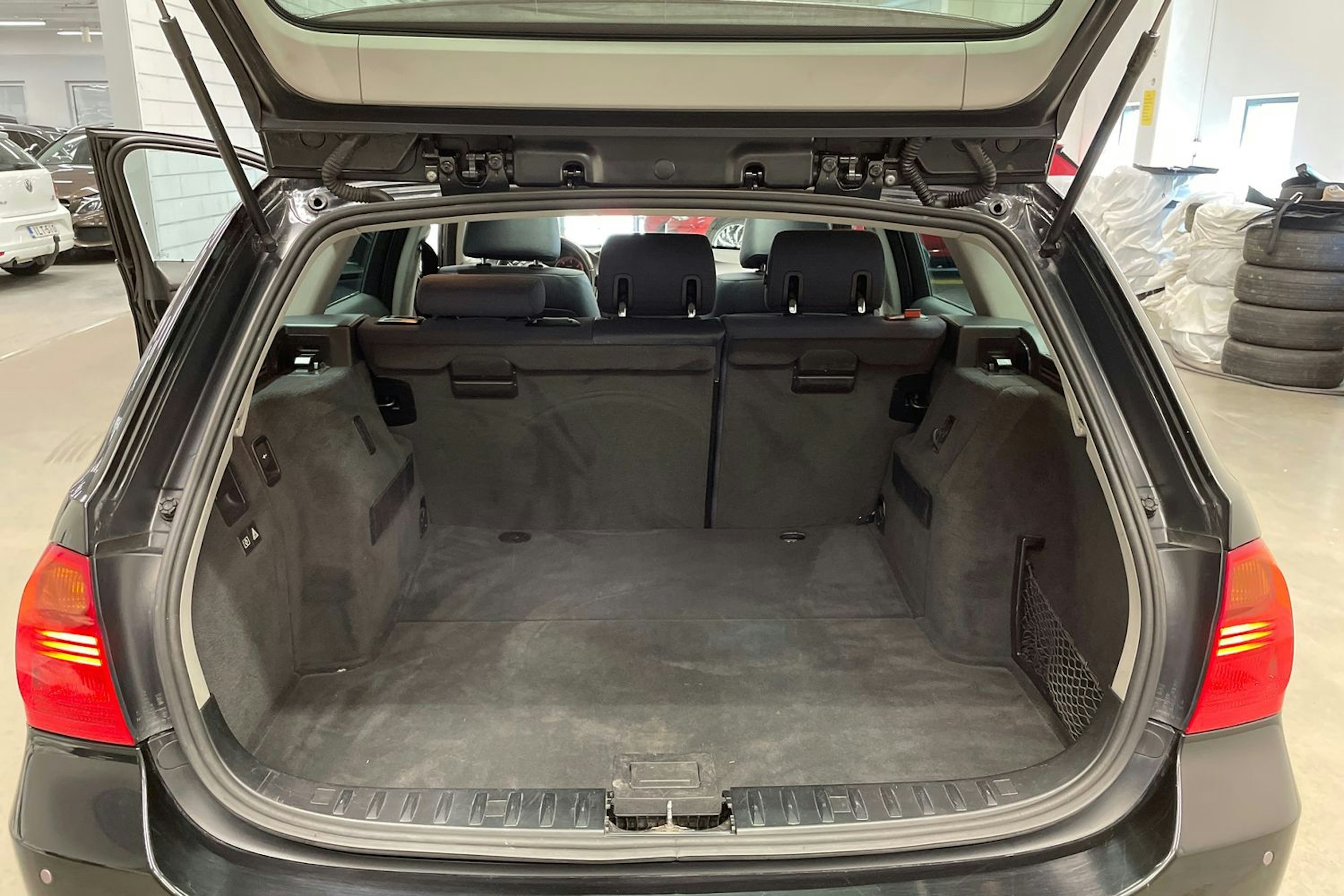 Musta BMW 325 2007 kuva 15.