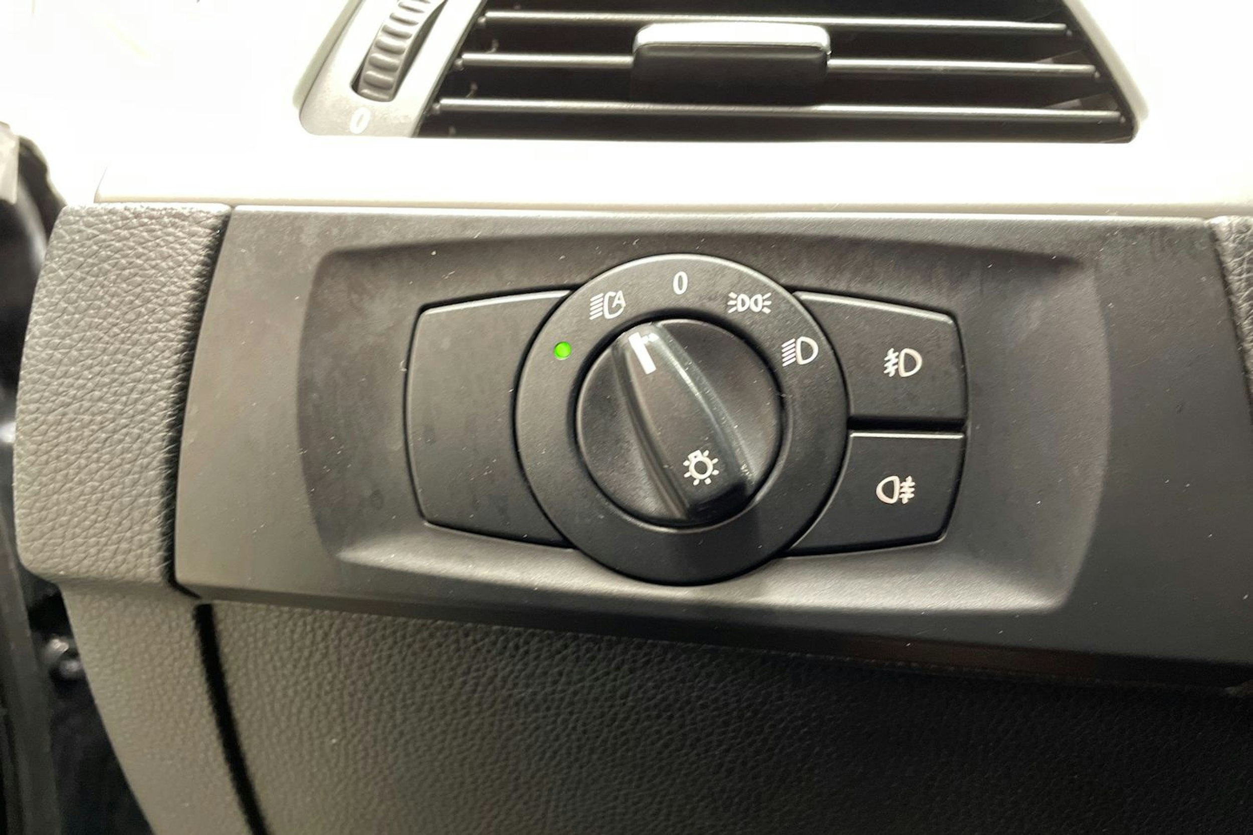 Musta BMW 325 2007 kuva 20.