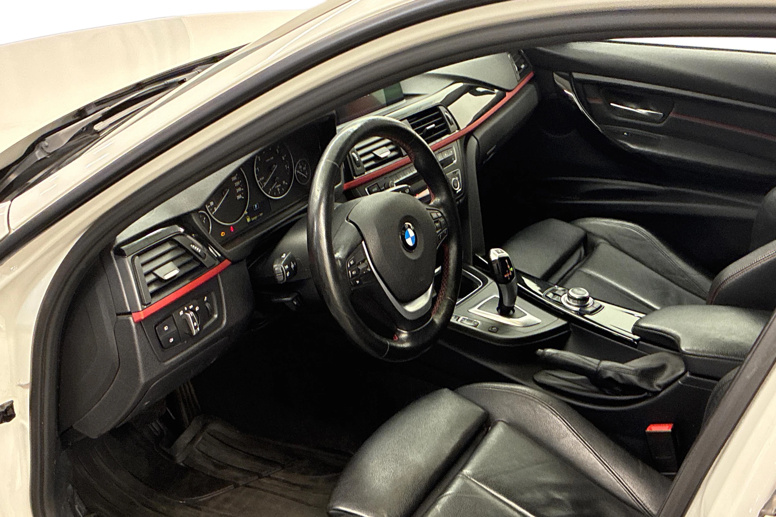 Valkoinen BMW 328 2013 kuva 6.