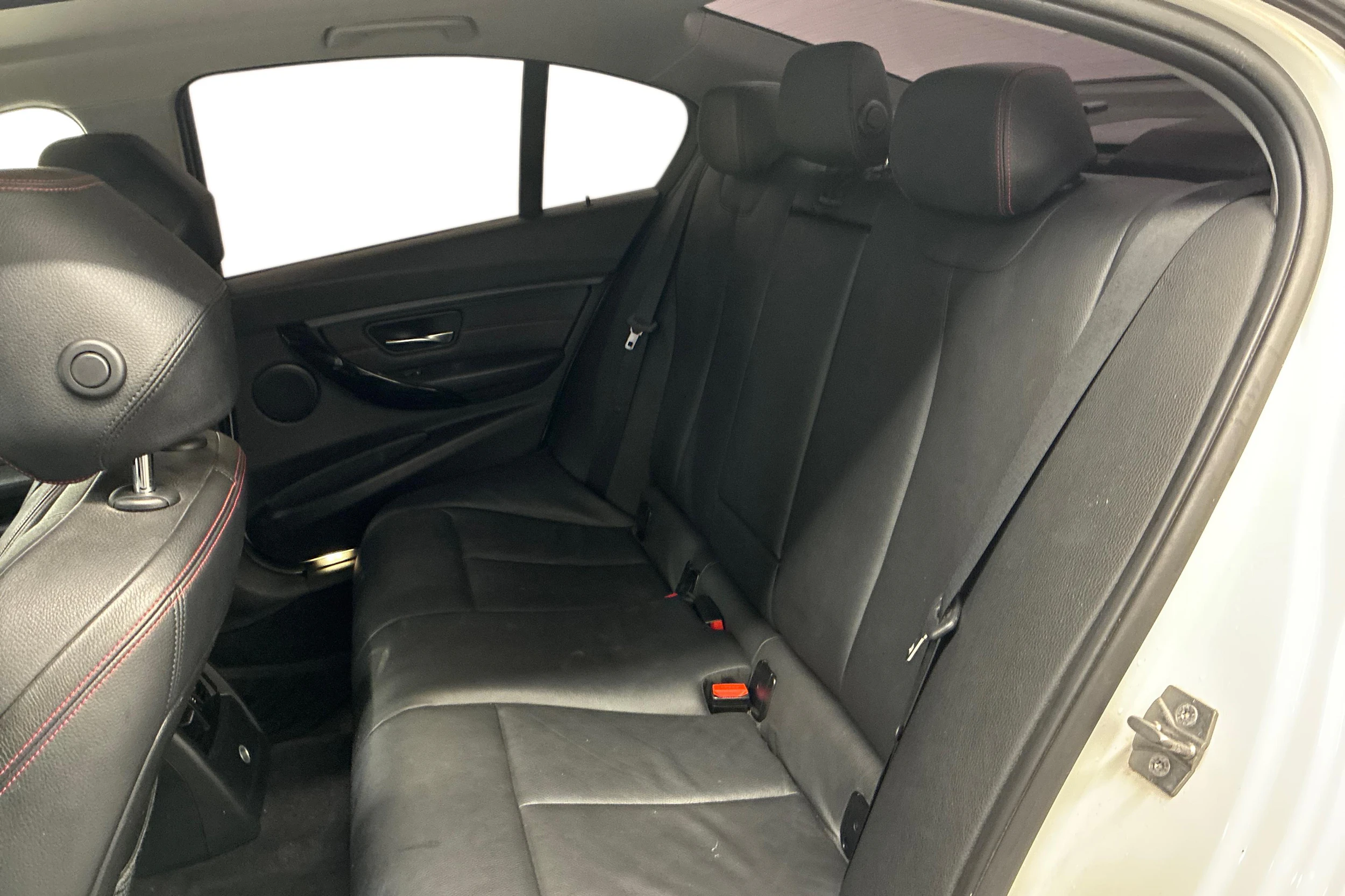 Valkoinen BMW 328 2013 kuva 8.