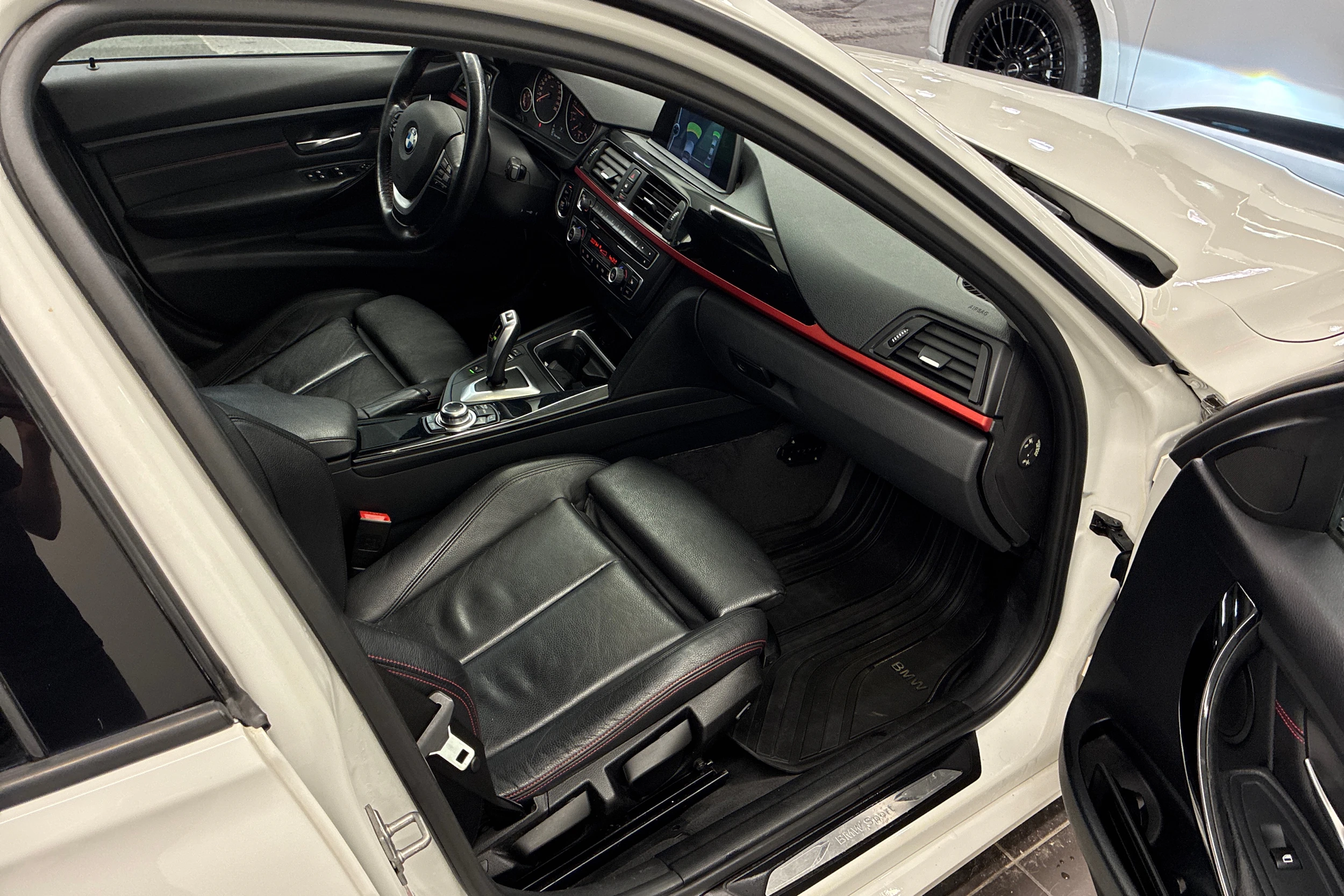 Valkoinen BMW 328 2013 kuva 11.