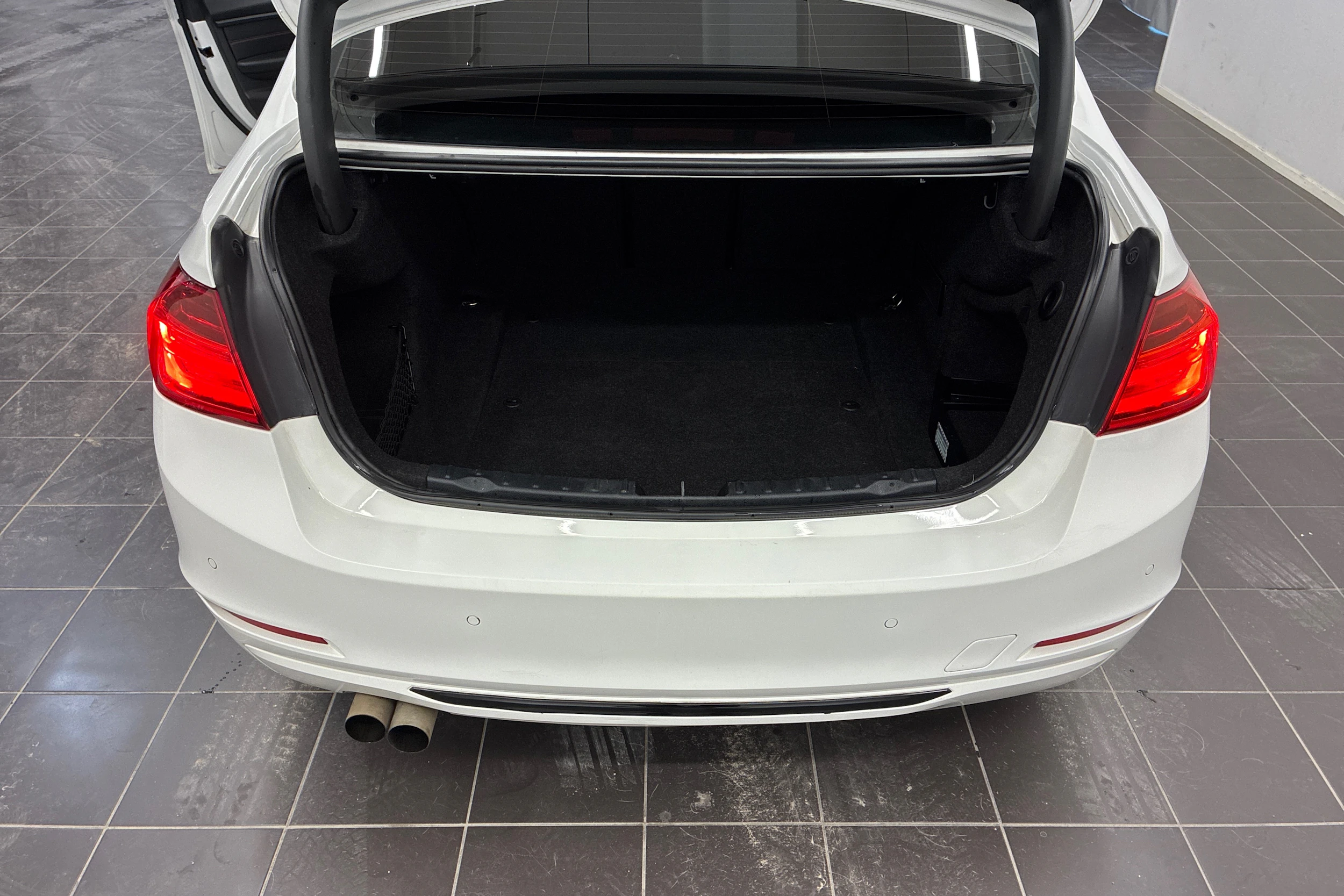 Valkoinen BMW 328 2013 kuva 12.