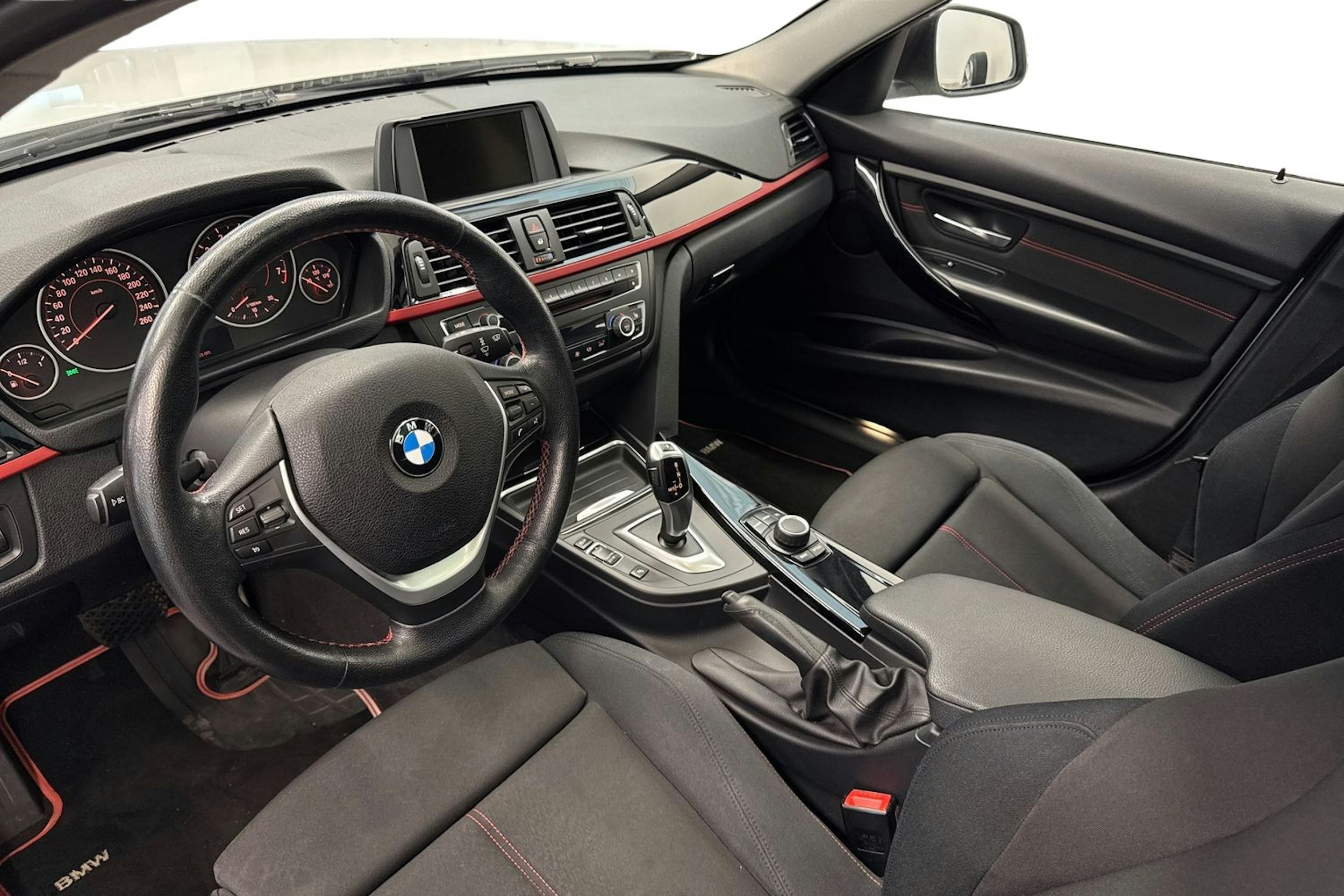 valkoinen BMW 328 2013 kuva 7.