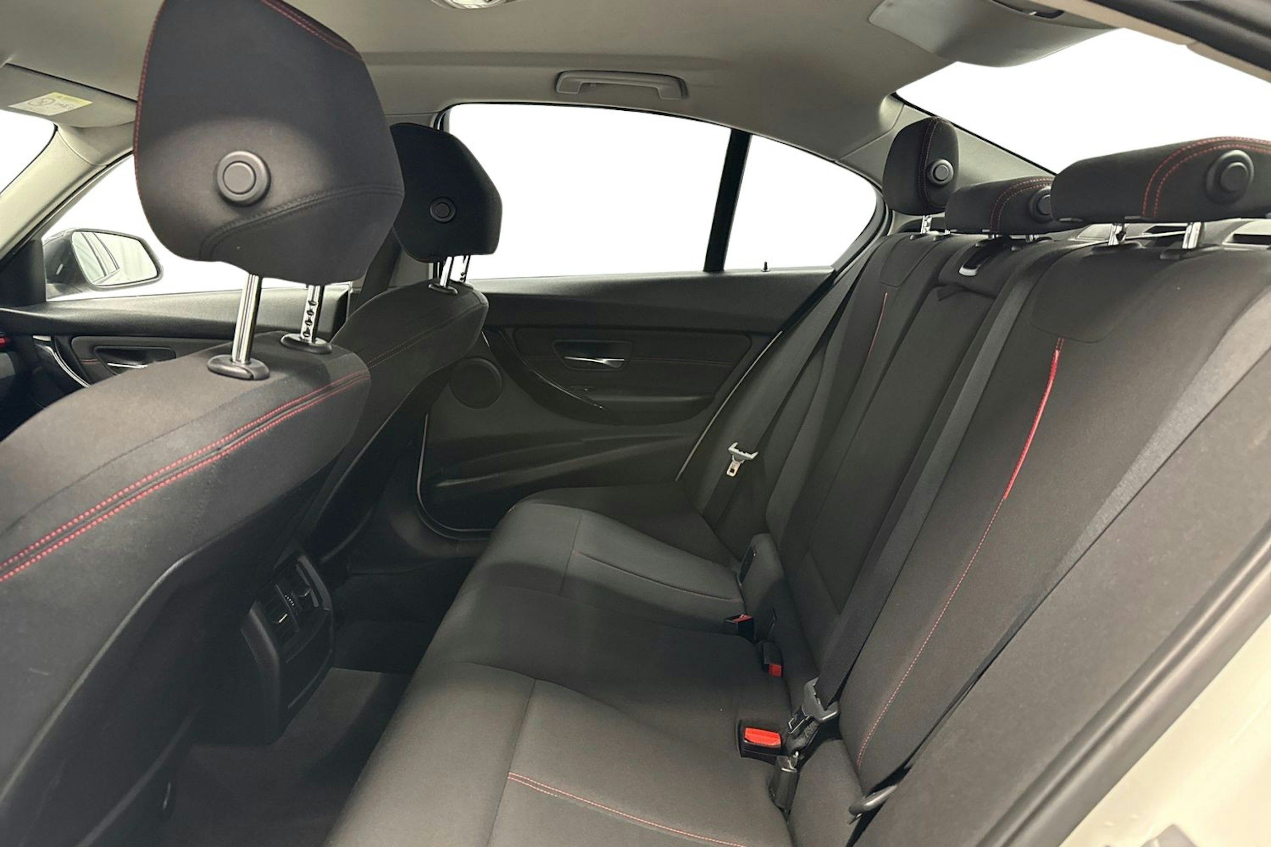 valkoinen BMW 328 2013 kuva 10.