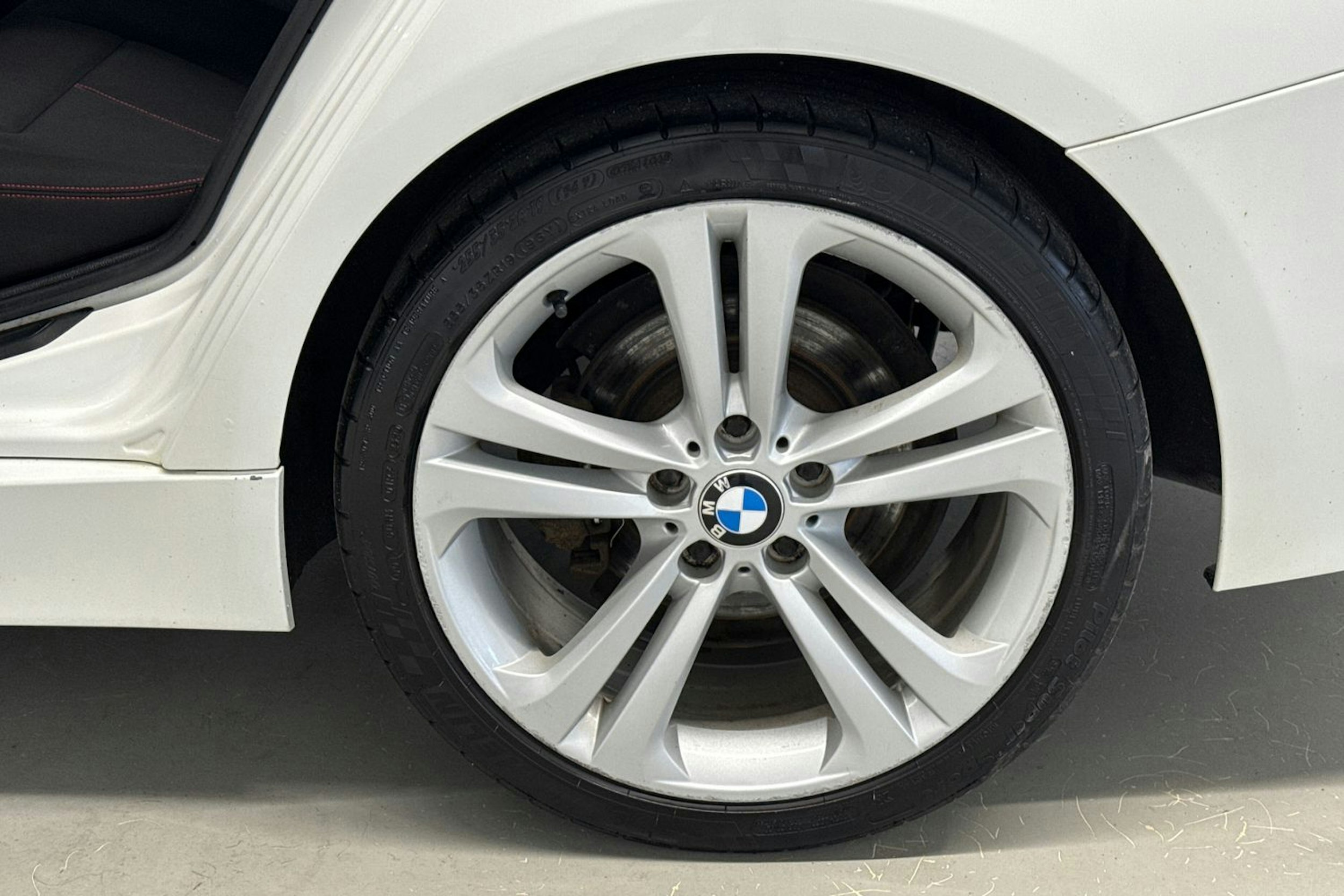 valkoinen BMW 328 2013 kuva 13.