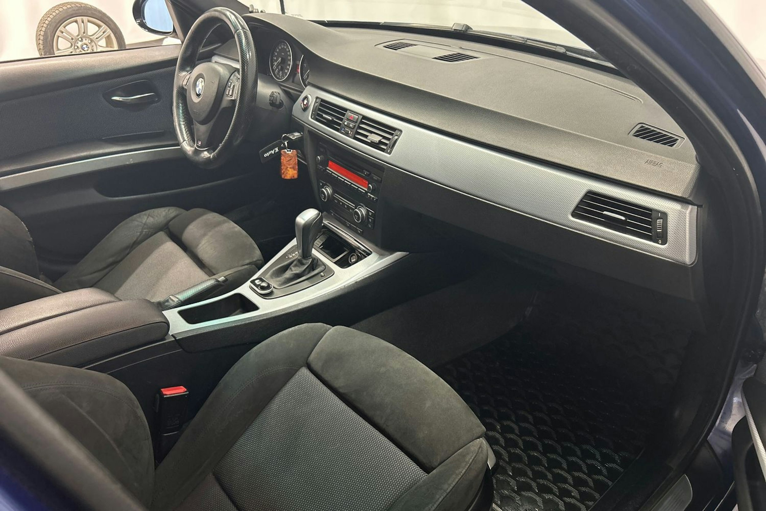 sininen BMW 330 2008 kuva 14.