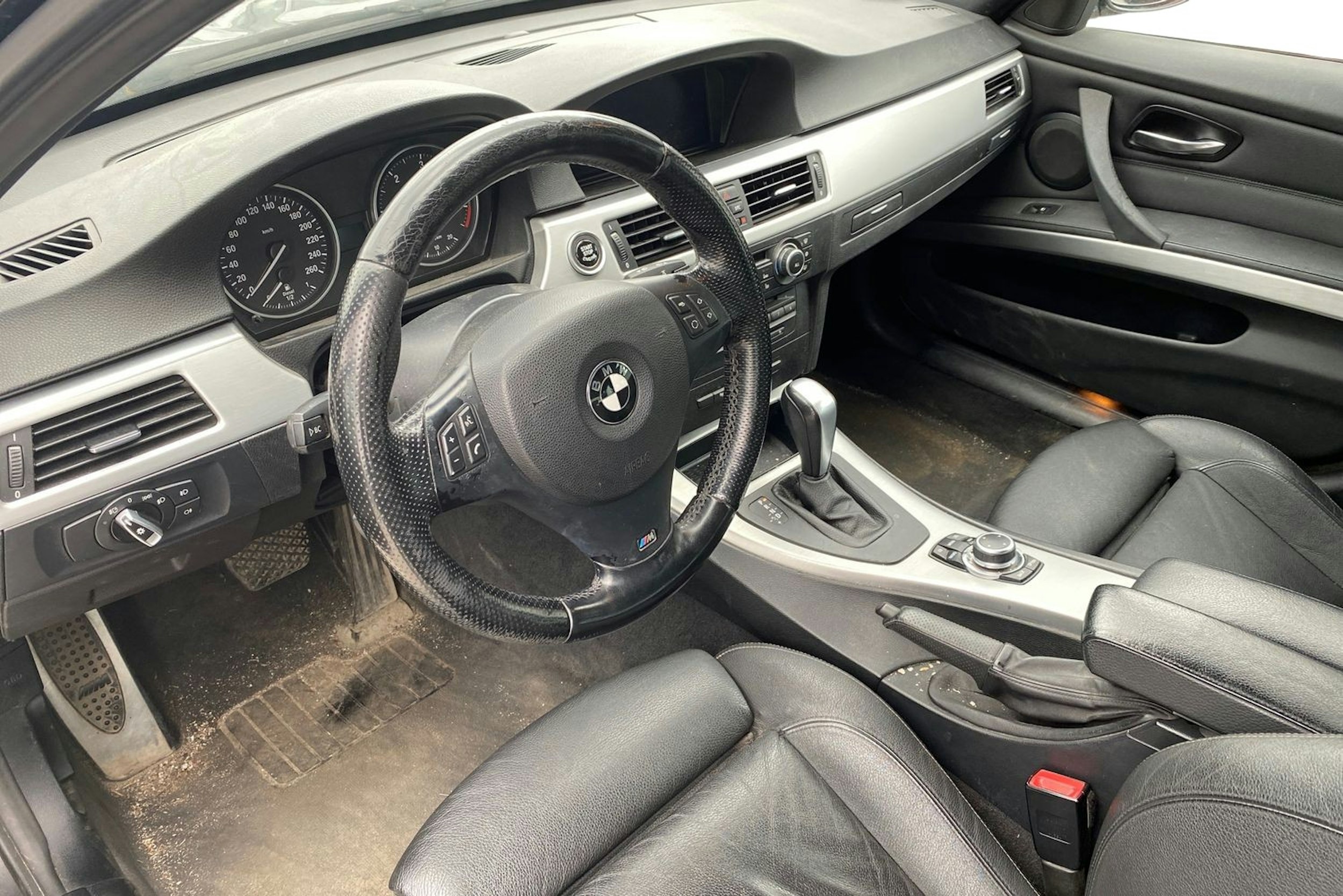 musta BMW 330 2009 kuva 3.