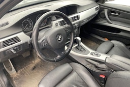 musta BMW 330 2009 kuva 3.