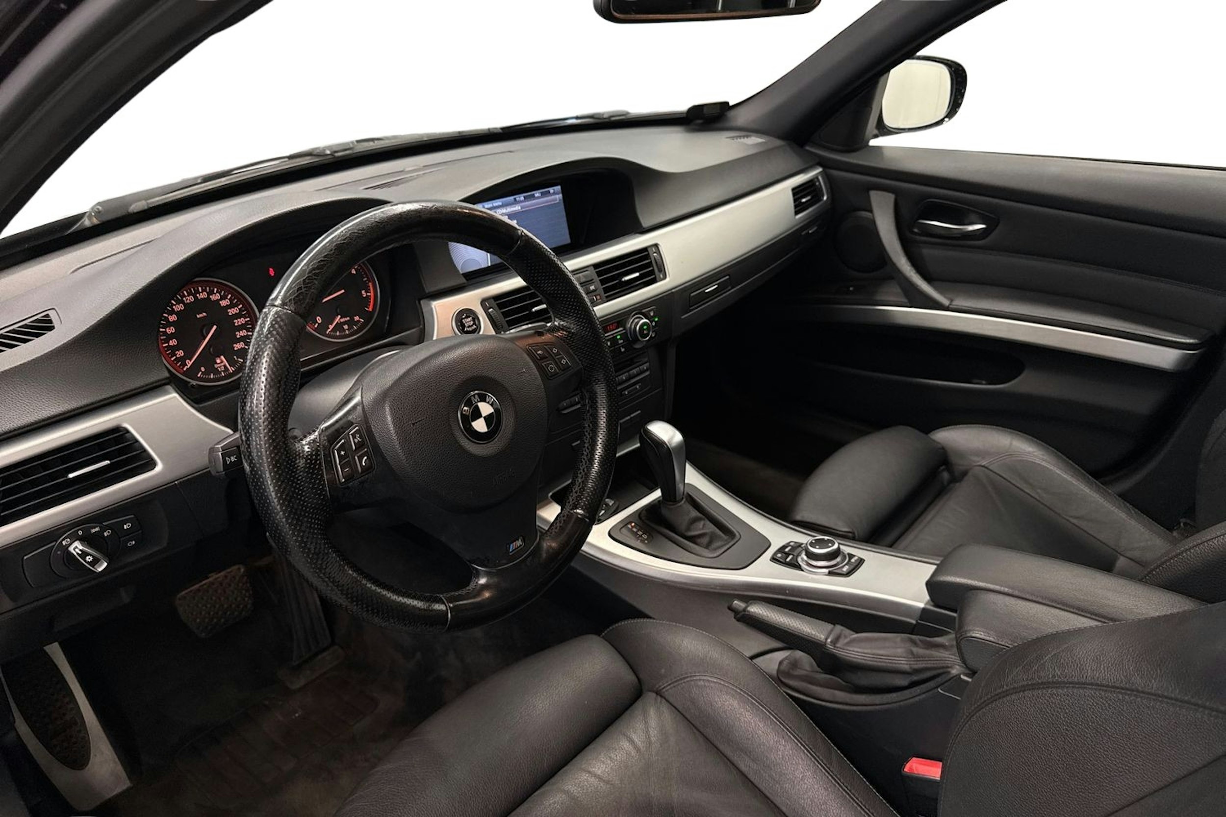 musta BMW 330 2009 kuva 7.