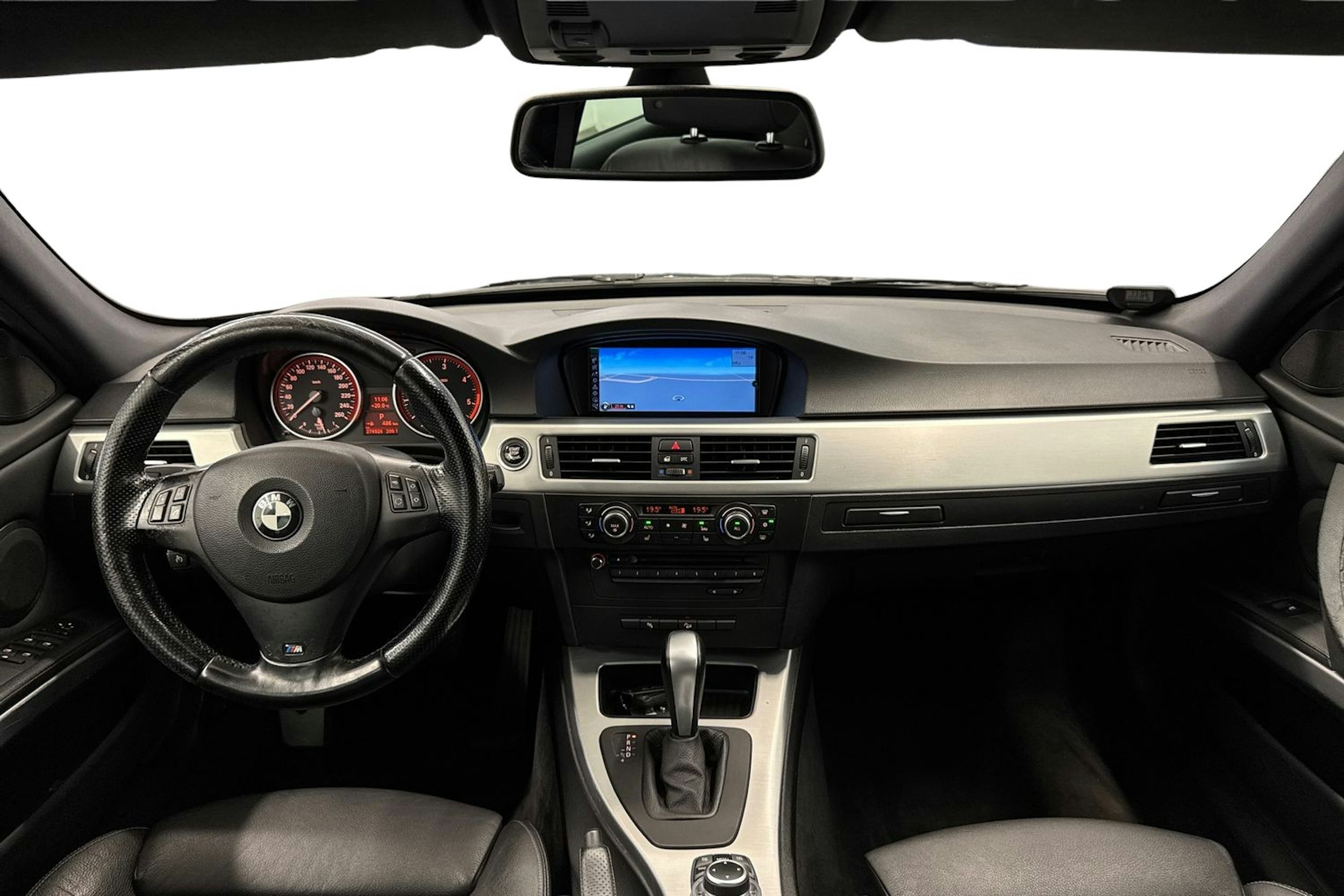 musta BMW 330 2009 kuva 9.