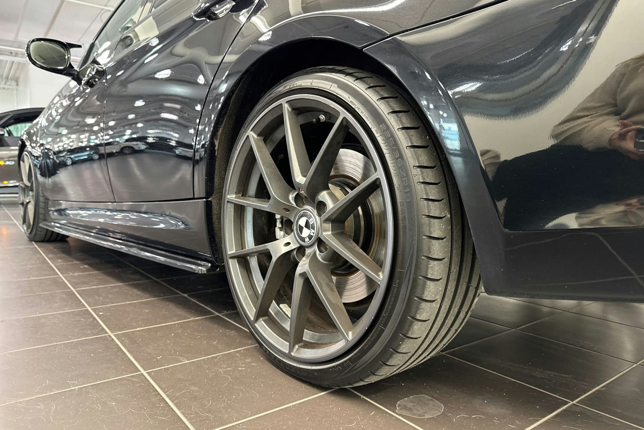 musta BMW 330 2009 kuva 13.