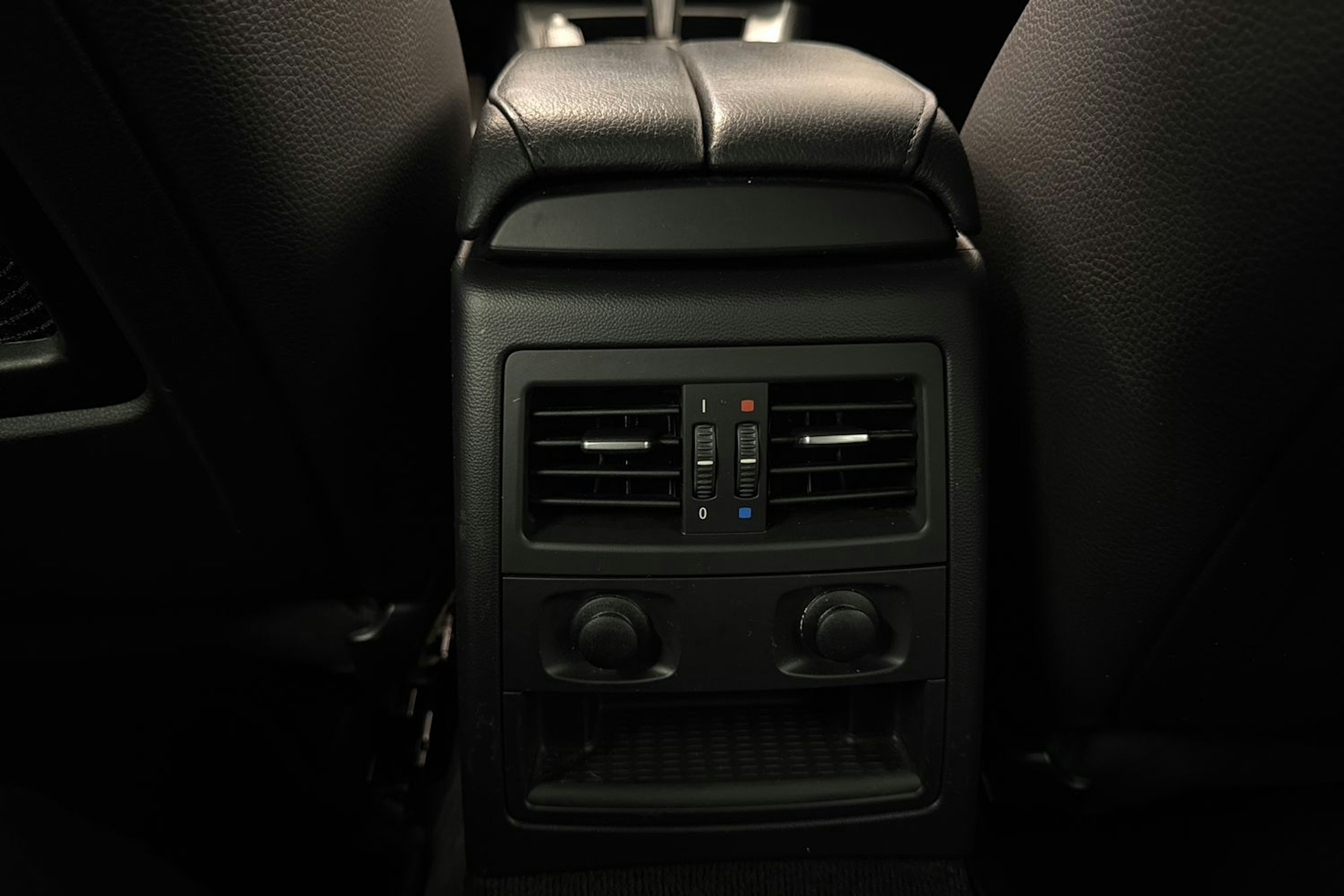 musta BMW 330 2009 kuva 16.